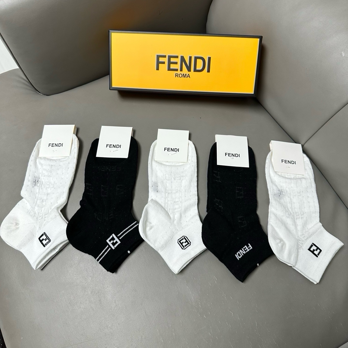 🆕FENDI · 芬迪❗️FF新品女款袜子❗️【一盒五双】提花经典的双F标志，纯棉材质制造，透气舒适，超级nice❗️超