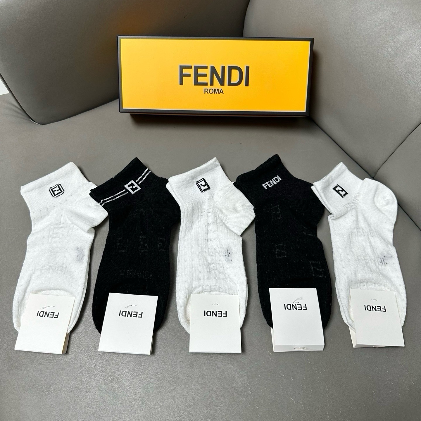 🆕FENDI · 芬迪❗️FF新品女款袜子❗️【一盒五双】提花经典的双F标志，纯棉材质制造，透气舒适，超级nice❗️超