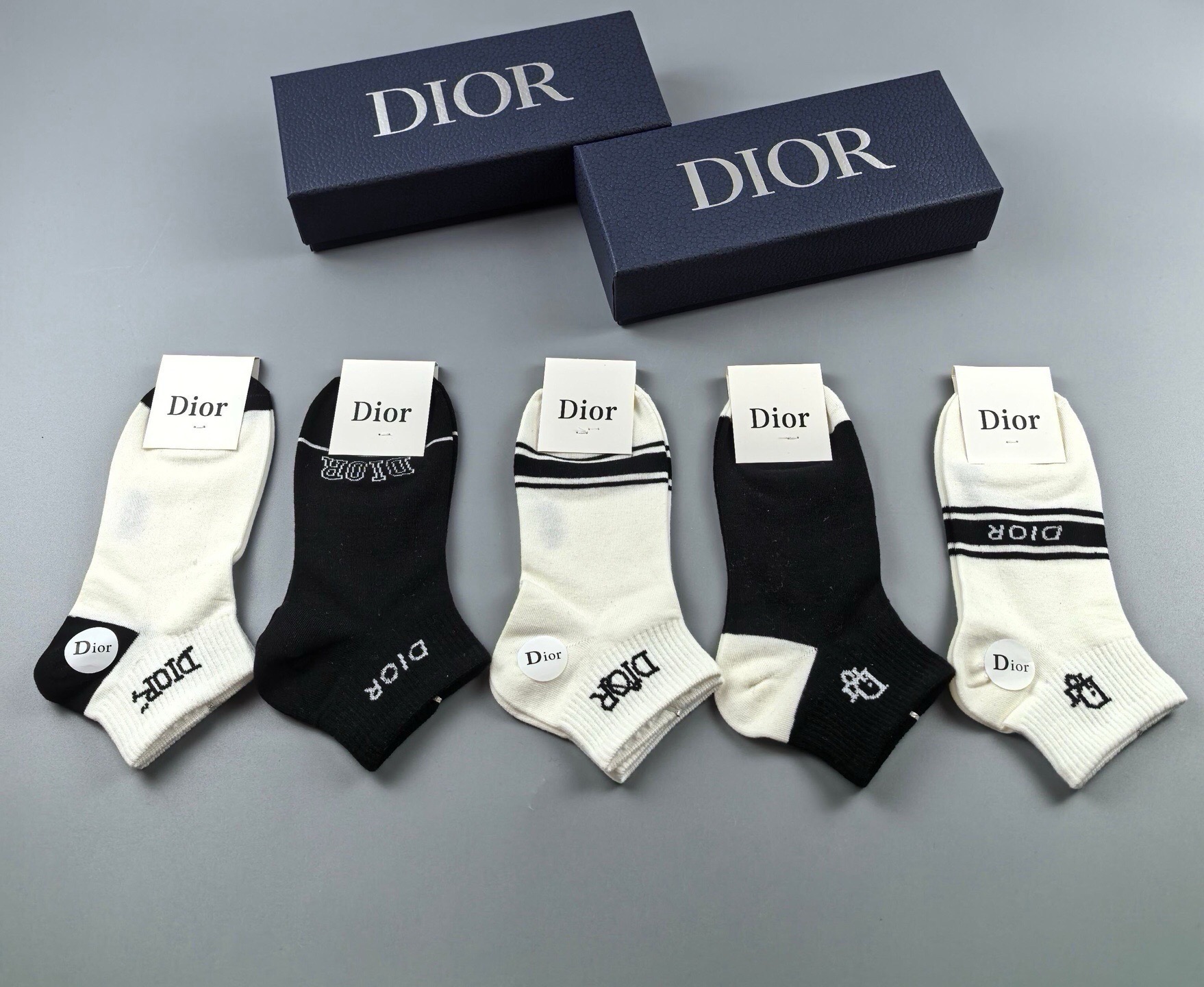 🆕Dior · 迪奥❗️D家新品女款短款袜子❗️【一盒五双】纯棉材质，上脚柔软舒适，经典的D家字母logo，炒鸡nice