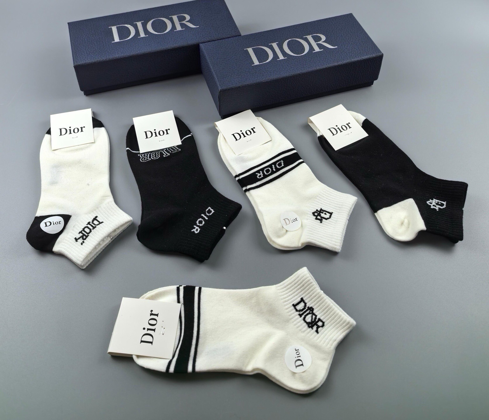 🆕Dior · 迪奥❗️D家新品女款短款袜子❗️【一盒五双】纯棉材质，上脚柔软舒适，经典的D家字母logo，炒鸡nice