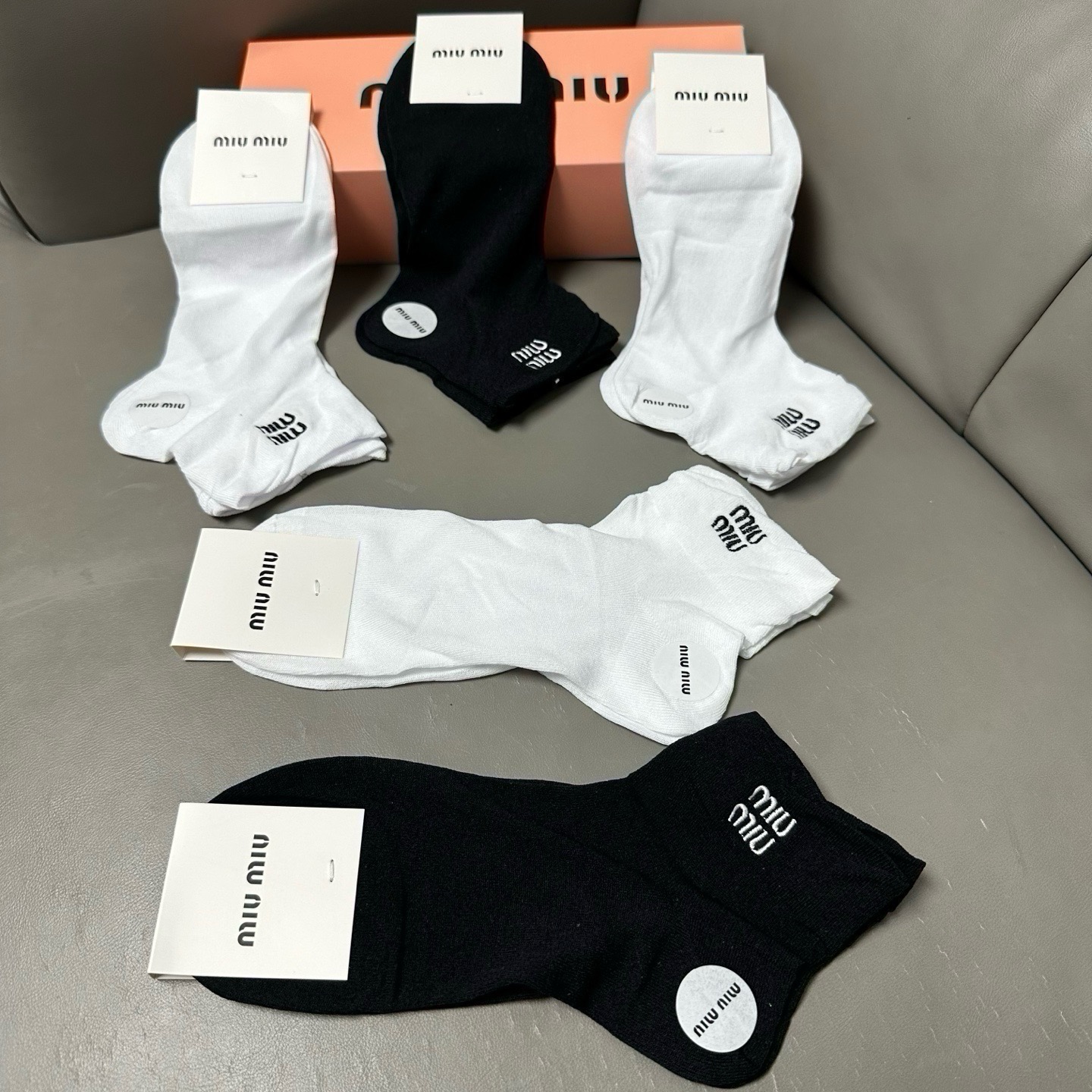 🆕 · Miumiu · ❗️缪缪新品女款袜子❗️【一盒五双】轻薄款，经典miumiu字母刺绣，透气柔软舒适，超火爆小单