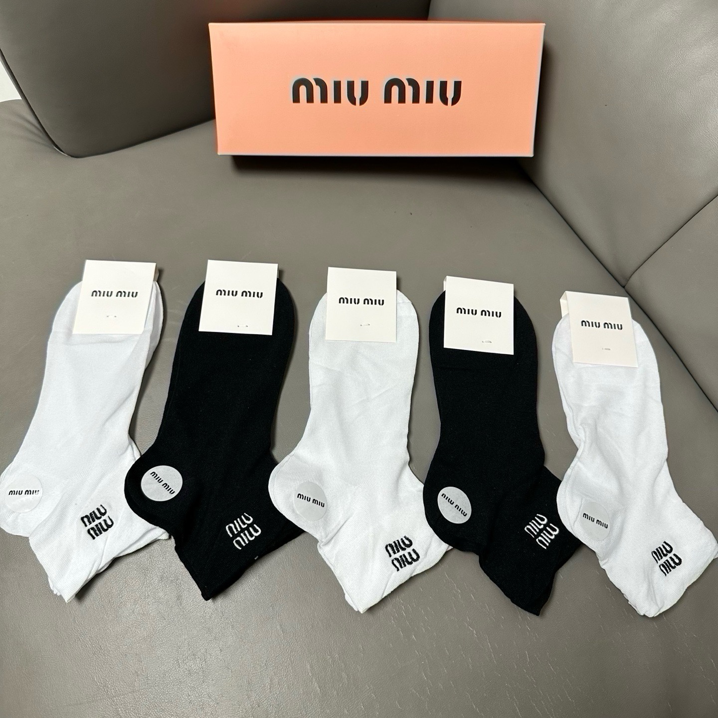 🆕 · Miumiu · ❗️缪缪新品女款袜子❗️【一盒五双】轻薄款，经典miumiu字母刺绣，透气柔软舒适，超火爆小单