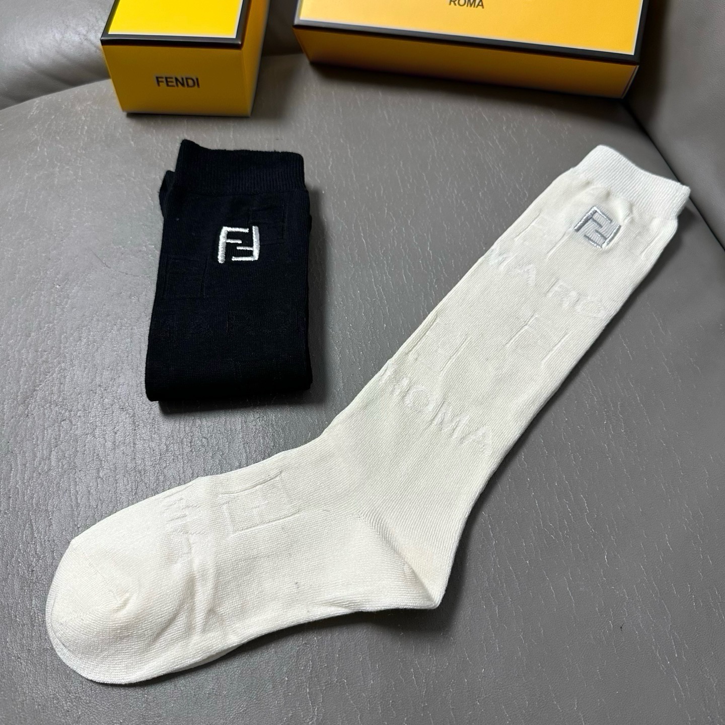 🆕Fendi · 芬迪❗️FF新品女款小腿袜❗️【一盒二双】纯棉材质双针双路织造，暗纹提花，上脚柔软舒适，刺绣大巴黎lo