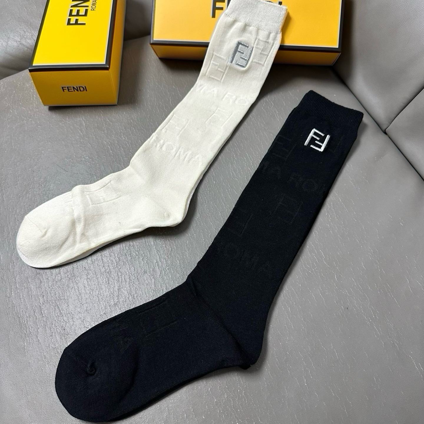 🆕Fendi · 芬迪❗️FF新品女款小腿袜❗️【一盒二双】纯棉材质双针双路织造，暗纹提花，上脚柔软舒适，刺绣大巴黎lo