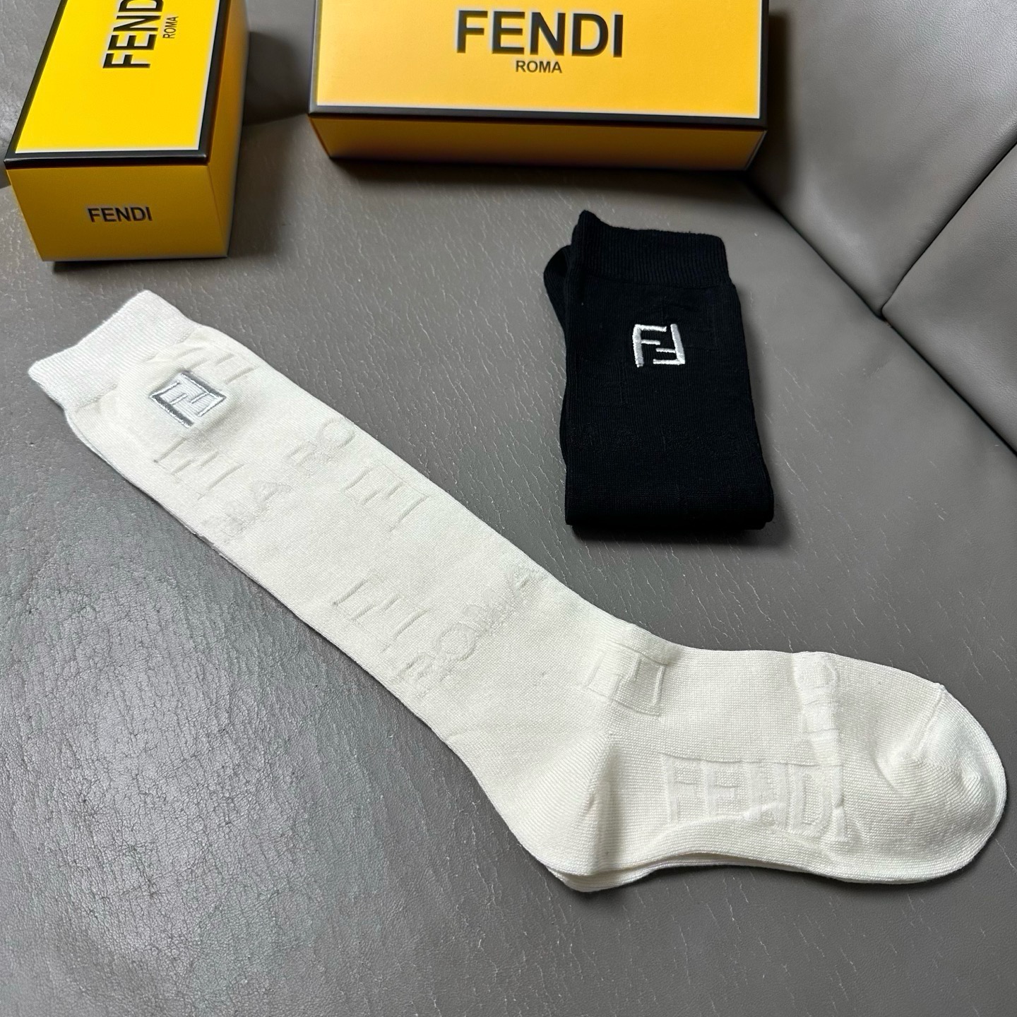 🆕Fendi · 芬迪❗️FF新品女款小腿袜❗️【一盒二双】纯棉材质双针双路织造，暗纹提花，上脚柔软舒适，刺绣大巴黎lo