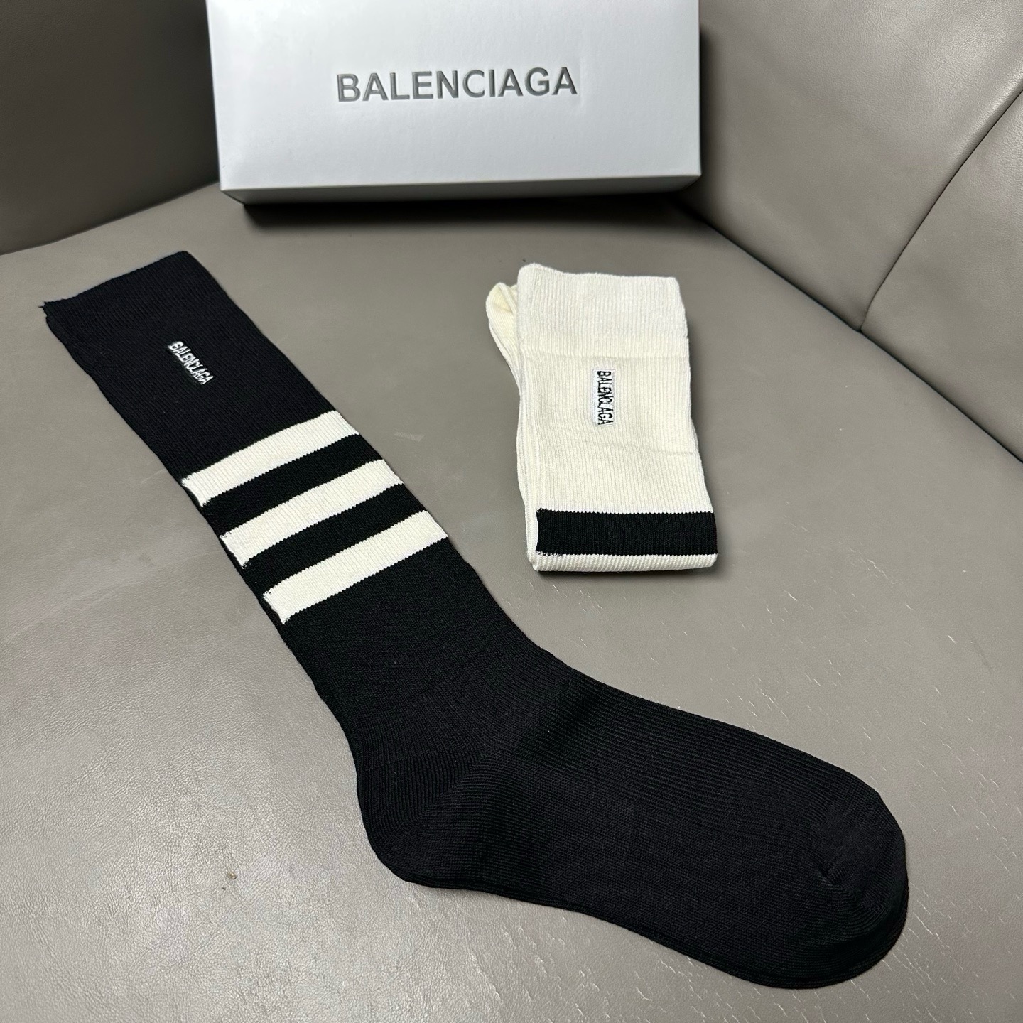 🆕BALENCIAGA · 巴黎世家❗️大巴黎新品女款小腿袜❗️【一盒二双】纯棉材质双针双路织造，上脚柔软舒适，刺绣大巴