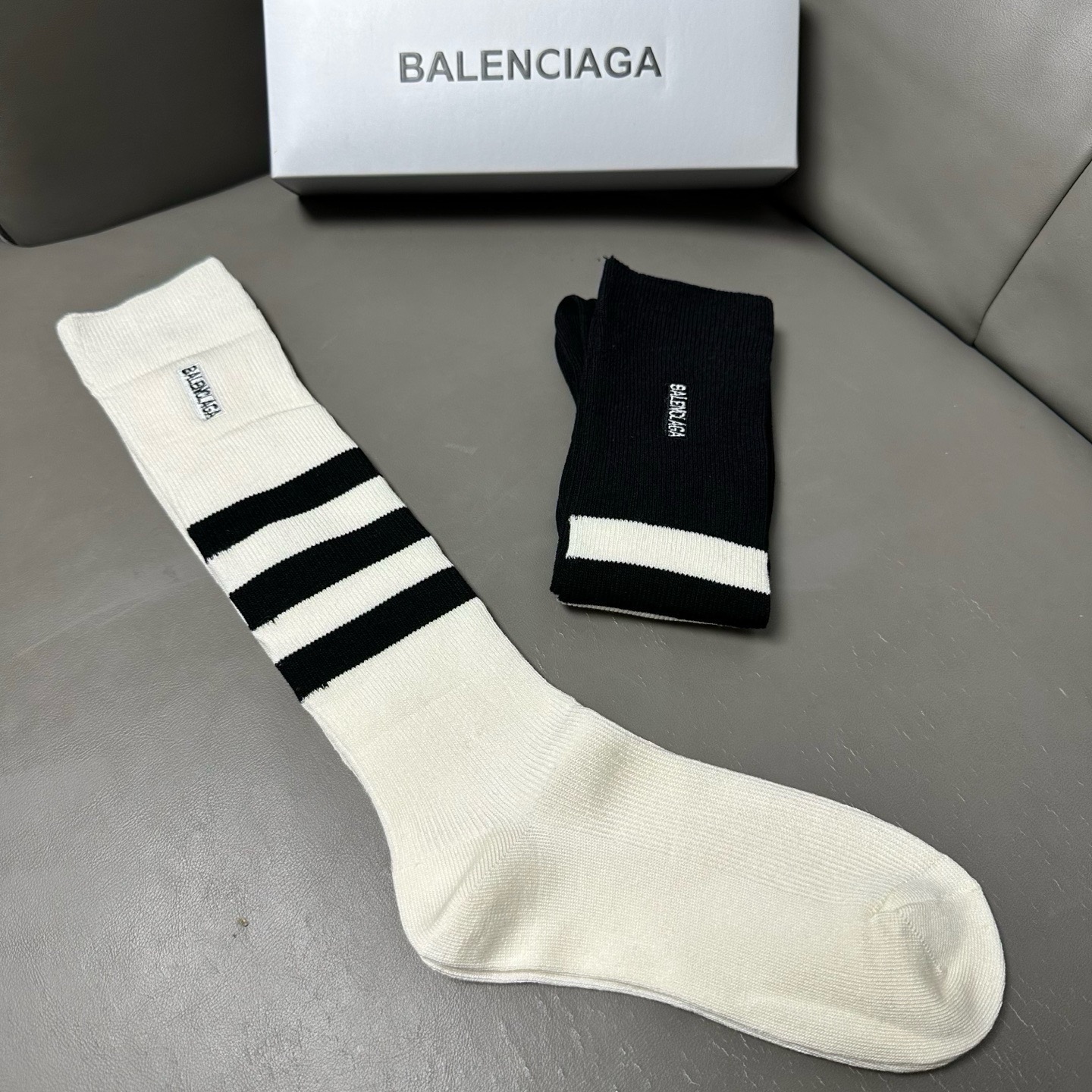 🆕BALENCIAGA · 巴黎世家❗️大巴黎新品女款小腿袜❗️【一盒二双】纯棉材质双针双路织造，上脚柔软舒适，刺绣大巴
