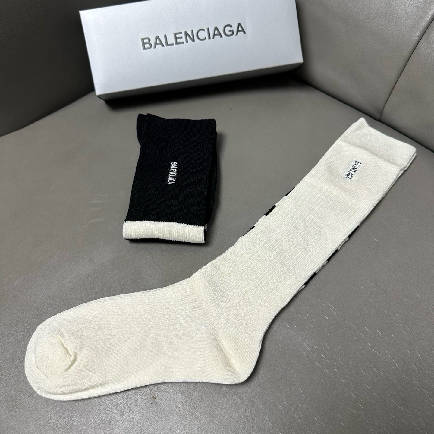 🆕BALENCIAGA · 巴黎世家❗️大巴黎新品女款小腿袜❗️【一盒二双】纯棉材质双针双路织造，上脚柔软舒适，刺绣大巴