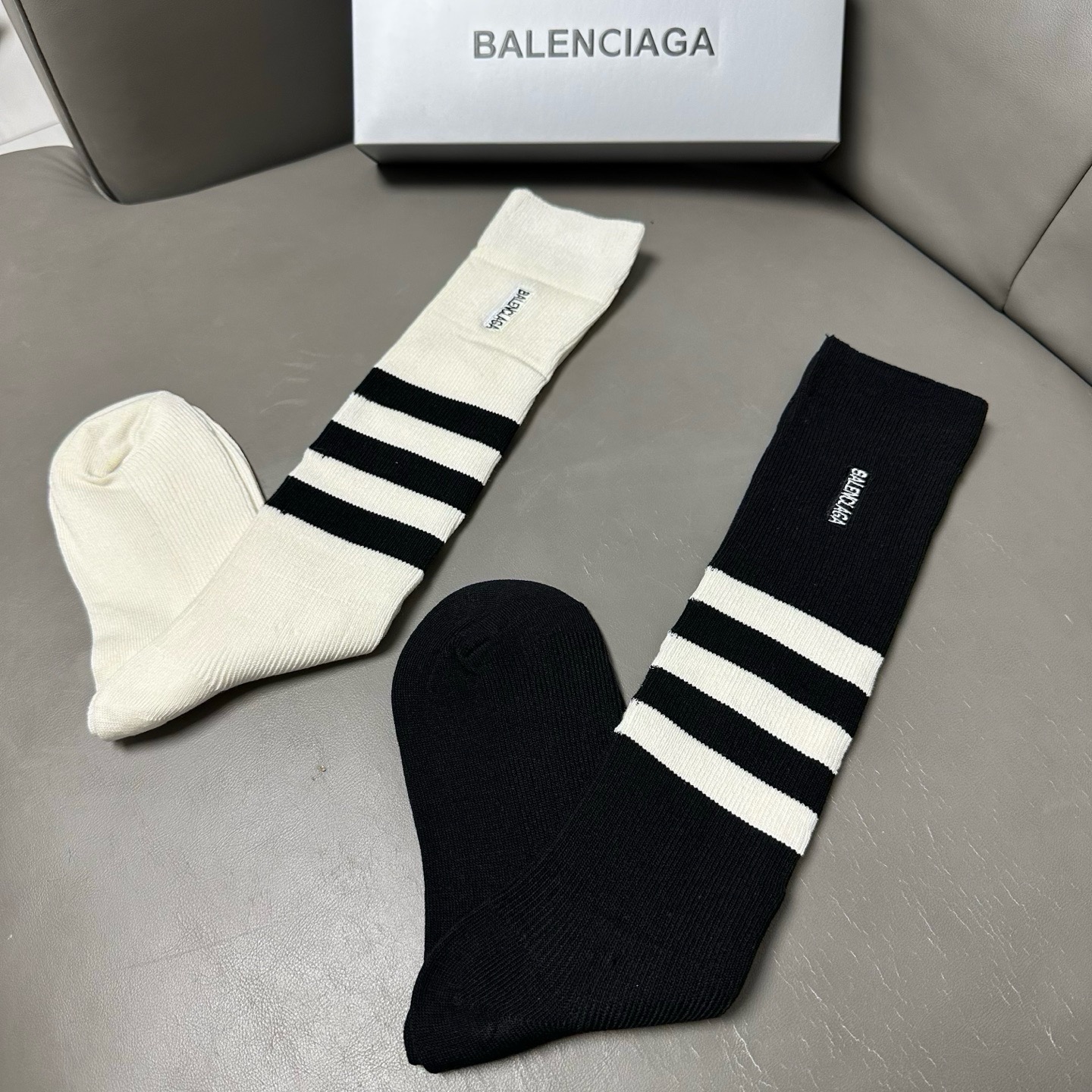 🆕BALENCIAGA · 巴黎世家❗️大巴黎新品女款小腿袜❗️【一盒二双】纯棉材质双针双路织造，上脚柔软舒适，刺绣大巴