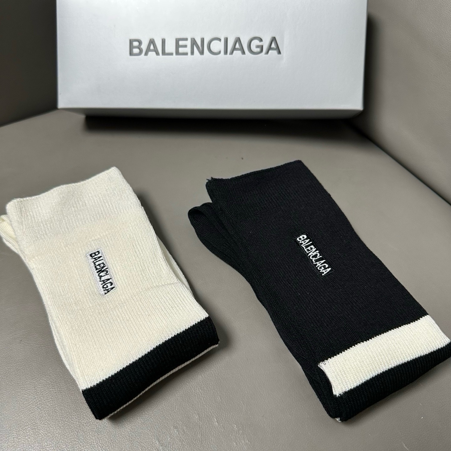 🆕BALENCIAGA · 巴黎世家❗️大巴黎新品女款小腿袜❗️【一盒二双】纯棉材质双针双路织造，上脚柔软舒适，刺绣大巴