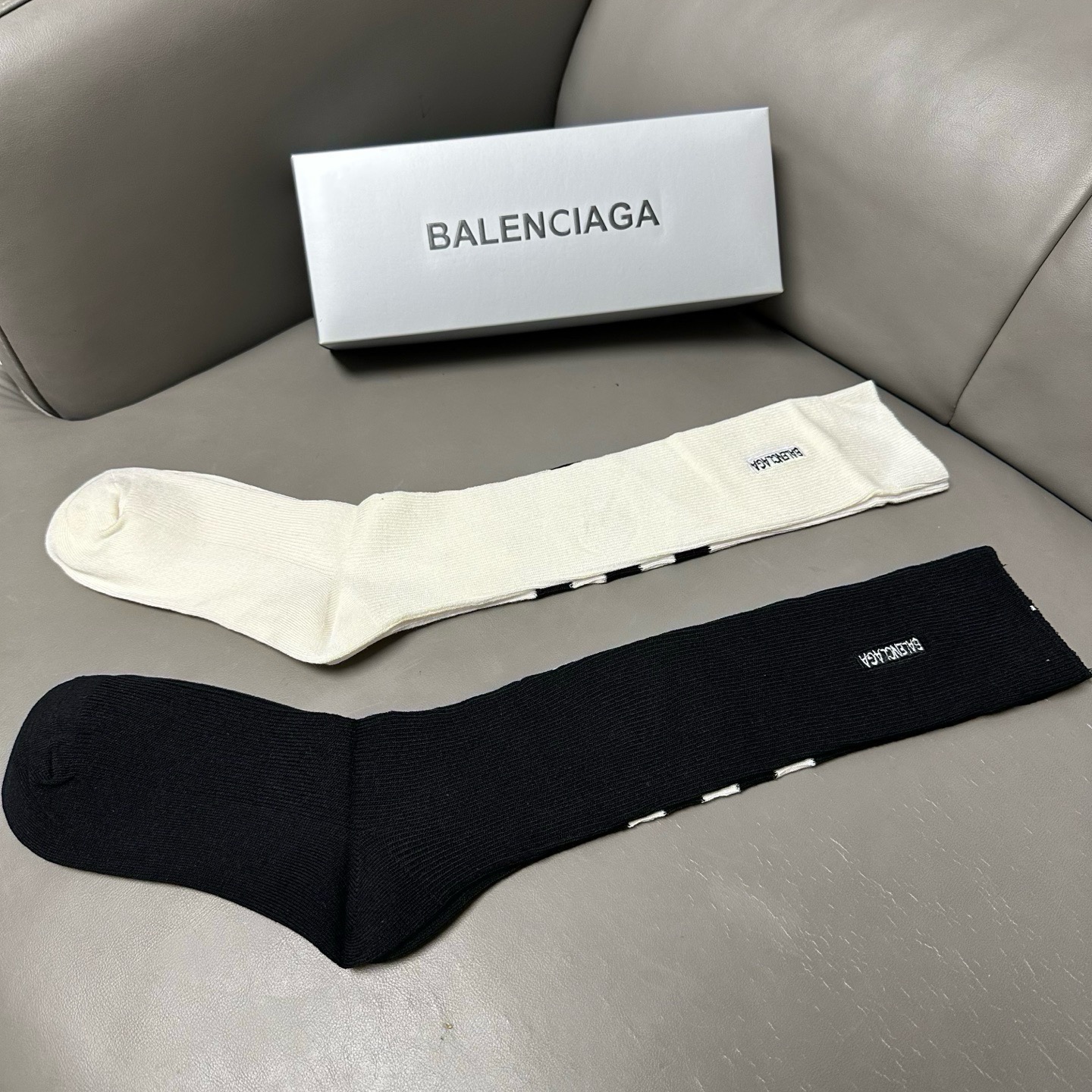 🆕BALENCIAGA · 巴黎世家❗️大巴黎新品女款小腿袜❗️【一盒二双】纯棉材质双针双路织造，上脚柔软舒适，刺绣大巴