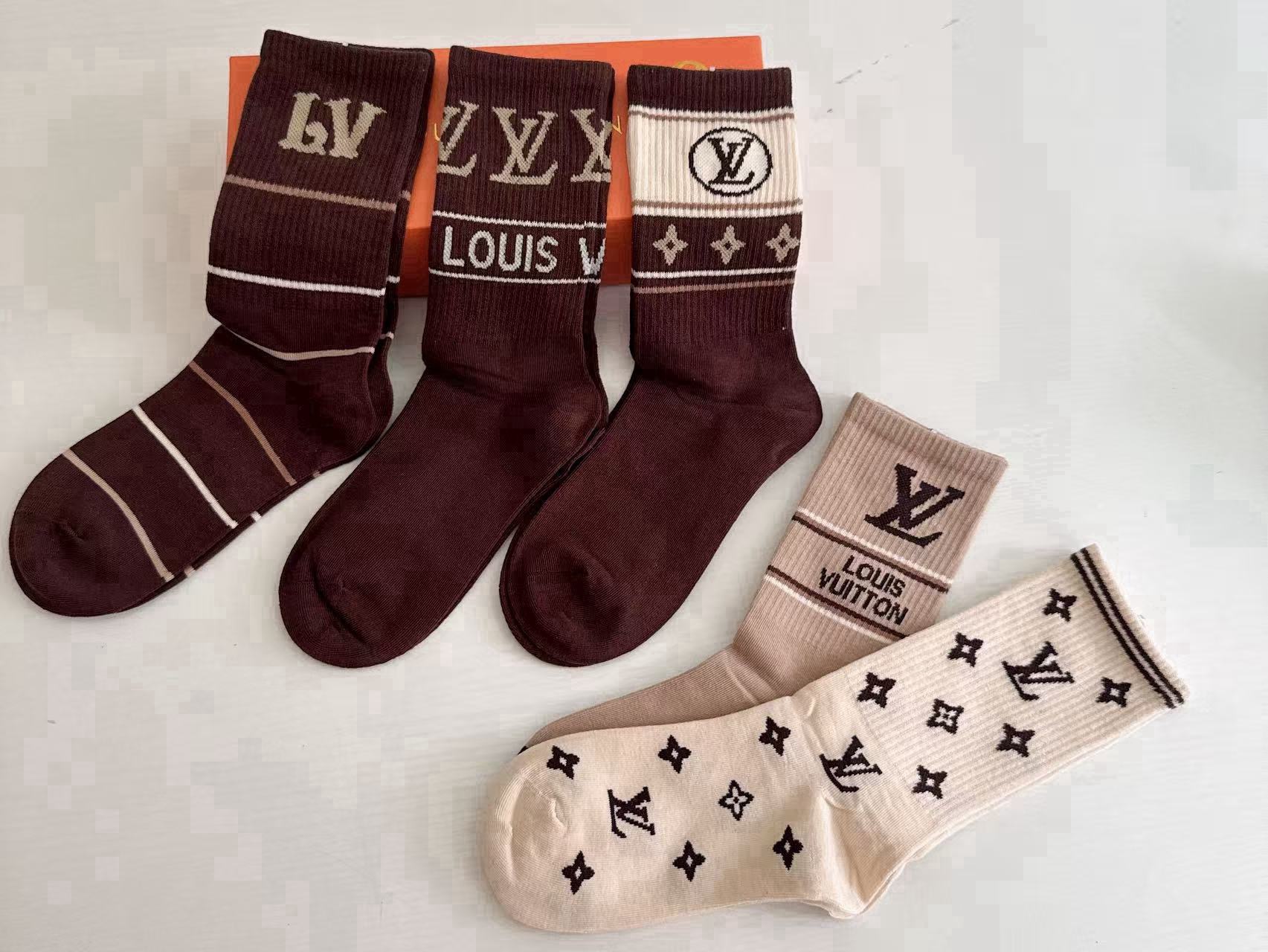 🆕Louis Vuitton · 路易威登❗️驴家新品女款长筒袜子❗️【一盒五双】纯棉材质，提花经典标志，柔软舒适透气，
