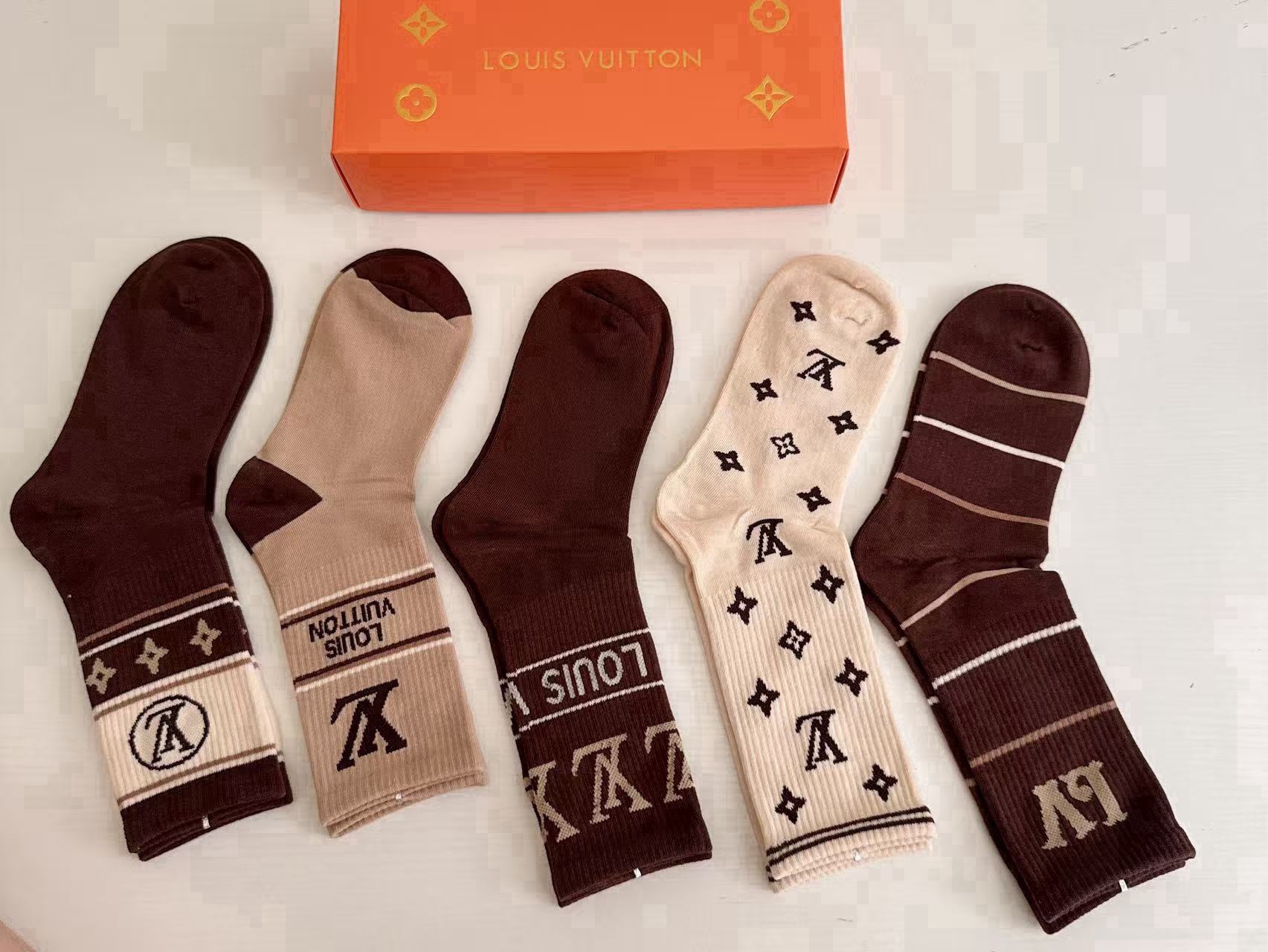 🆕Louis Vuitton · 路易威登❗️驴家新品女款长筒袜子❗️【一盒五双】纯棉材质，提花经典标志，柔软舒适透气，