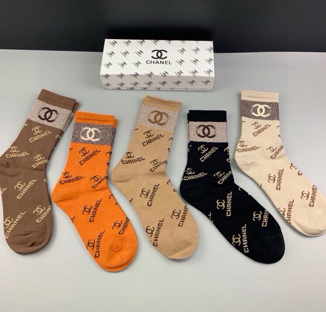 🆕CHANEL · 香奈儿❗️香奶奶家新品女款中筒袜子❗️【一盒五双】纯棉材质，柔软舒适透气，罗口提花经典双C标志，袜身