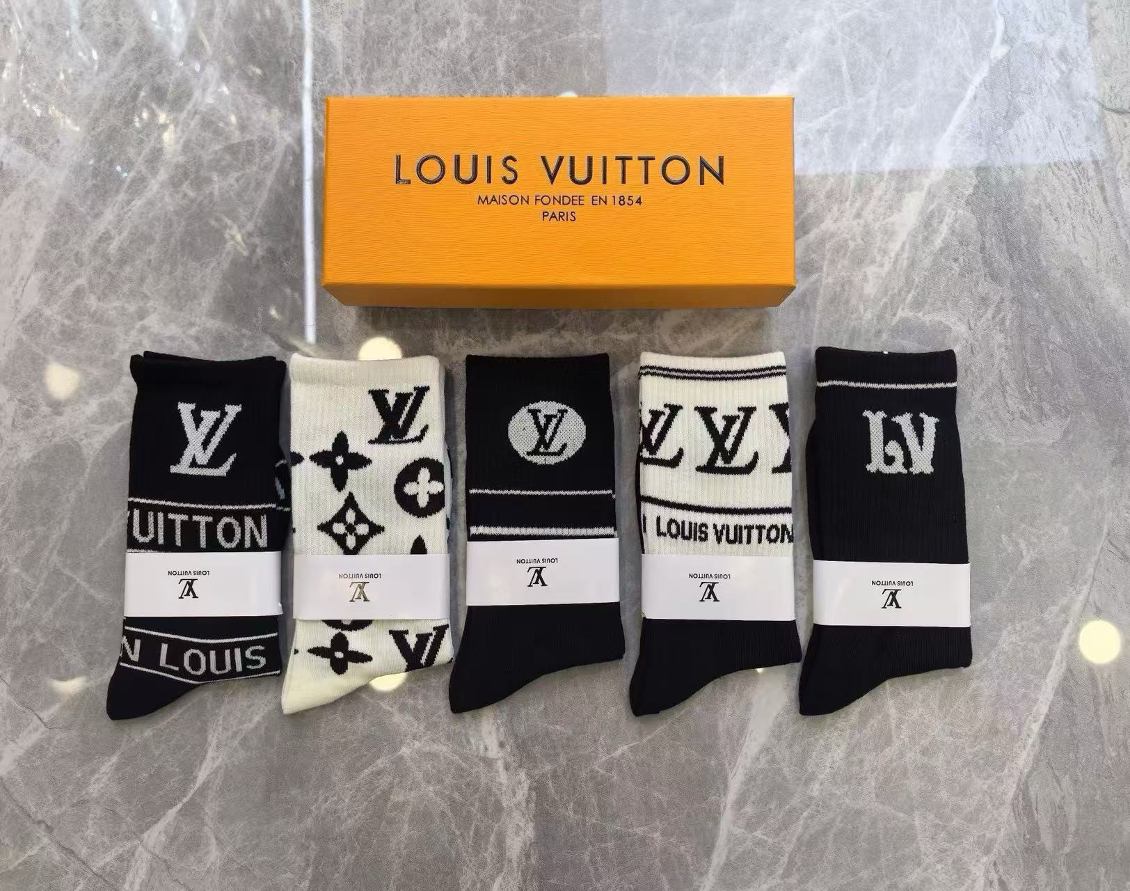 🆕Louis Vuitton · 路易威登❗️驴家新品女款高长筒袜子❗️【一盒五双】纯棉材质，提花经典标志，柔软舒适透气