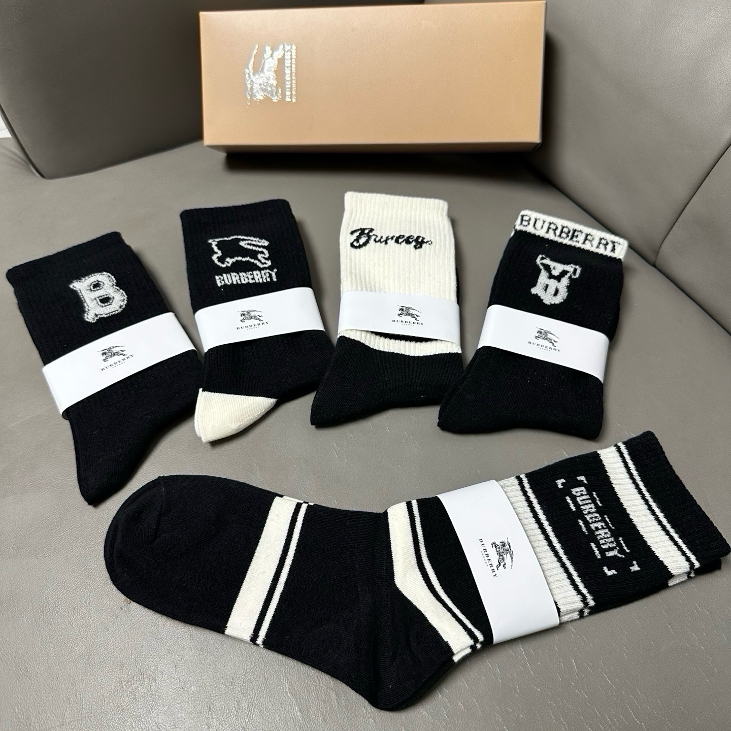 🆕Burberry · 巴宝莉❗️大B家新品长筒袜子❗️【一盒五双】提花战马🐎logo，简单大气，实物超漂亮，超火爆小单