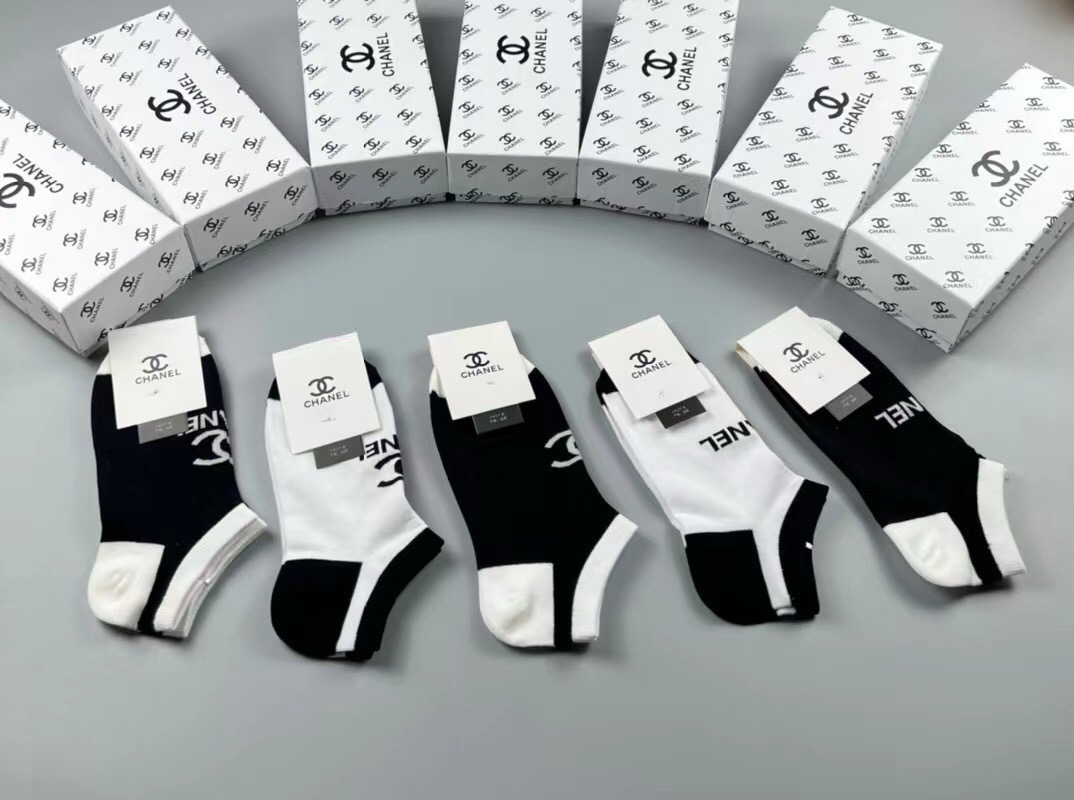 🆕CHANEL · 香奈儿❗️香奶奶家新品女款袜子❗️【一盒五双】纯棉材质，柔软舒适透气，提花经典品牌全称logo，炒鸡