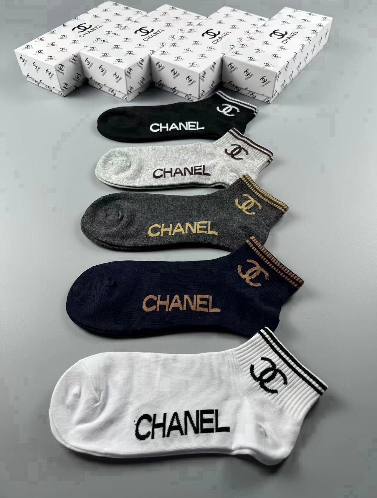 🆕CHANEL · 香奈儿❗️香奶奶家经典男款袜子❗️【一盒五双】纯棉材质，柔软舒适透气，提花经典品牌全称logo，炒鸡