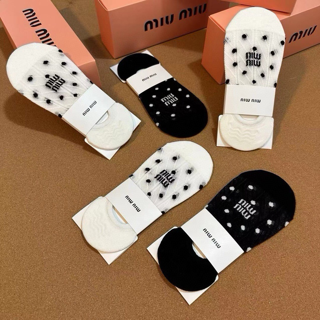 🆕Miumiu · 缪缪❗️谬家新品女款隐形袜子❗️【一盒五双】提花经典标志，纯棉材质，超舒适超美腻❗️大牌出街，潮人必