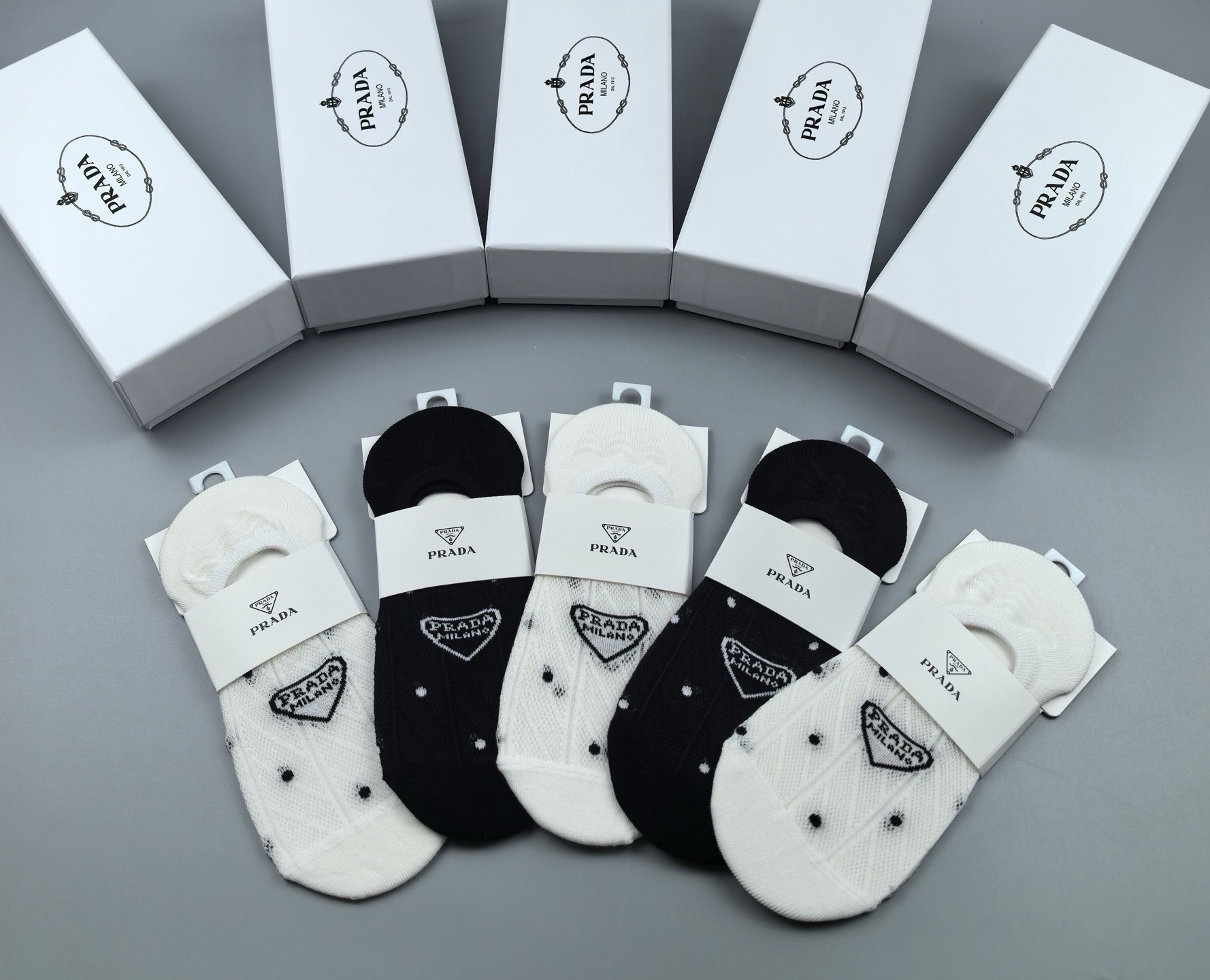 🆕Prada · 普拉达❗️新品女款隐形袜子❗️【一盒五双】提花经典标志，纯棉材质，超舒适超美腻❗️大牌出街，潮人必备🔥