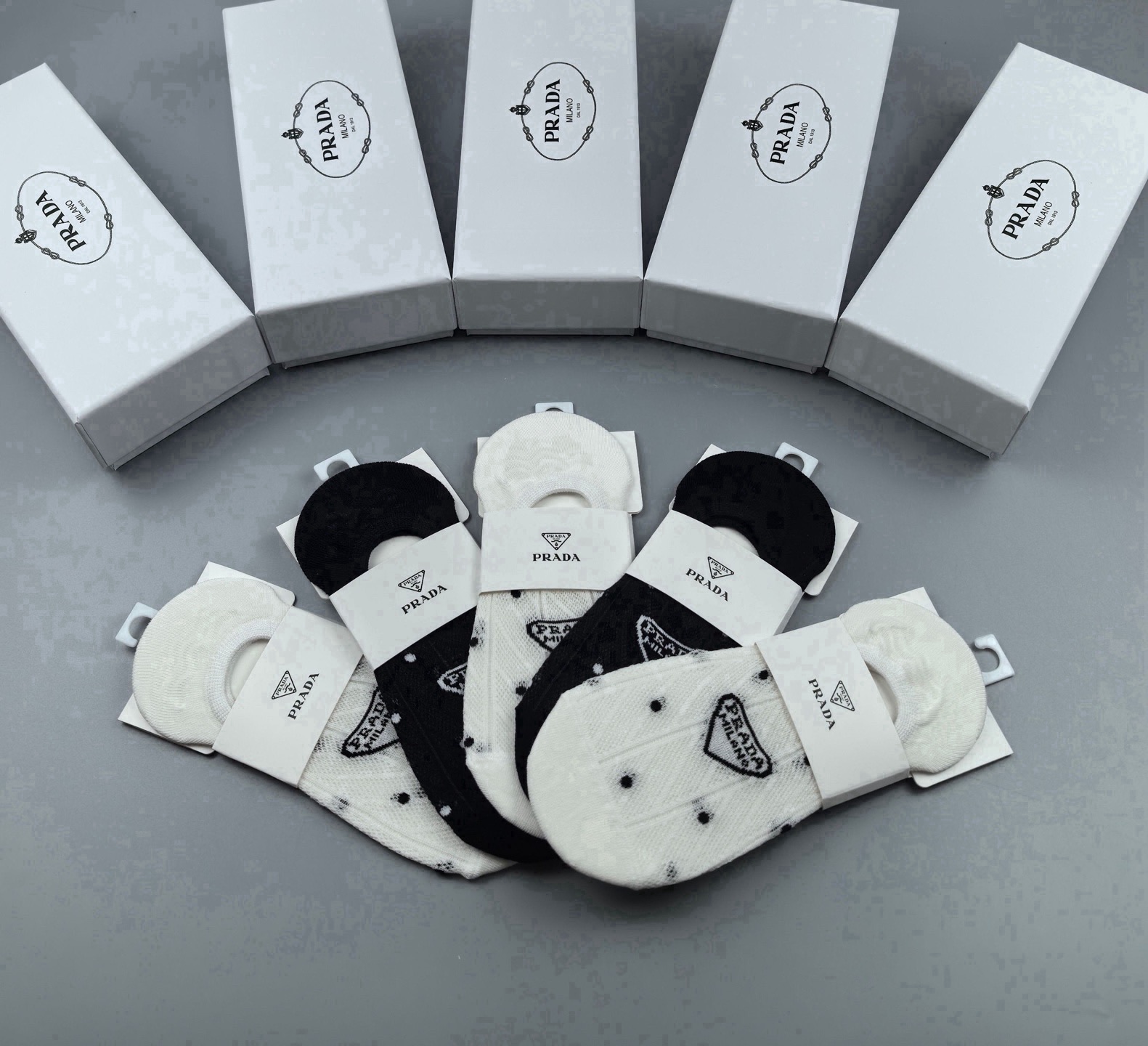 🆕Prada · 普拉达❗️新品女款隐形袜子❗️【一盒五双】提花经典标志，纯棉材质，超舒适超美腻❗️大牌出街，潮人必备🔥