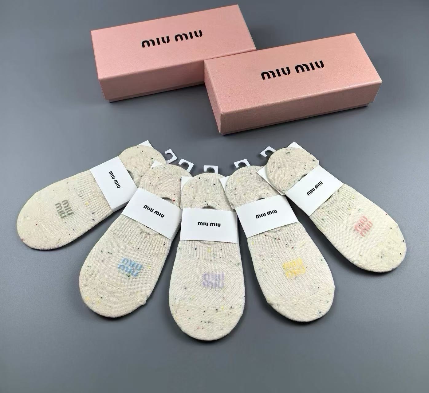 🆕Miumiu · 缪缪❗️缪缪新品女款隐形袜子❗️【一盒五双】提花经典标志，纯棉材质，超舒适超美腻❗️大牌出街，潮人必