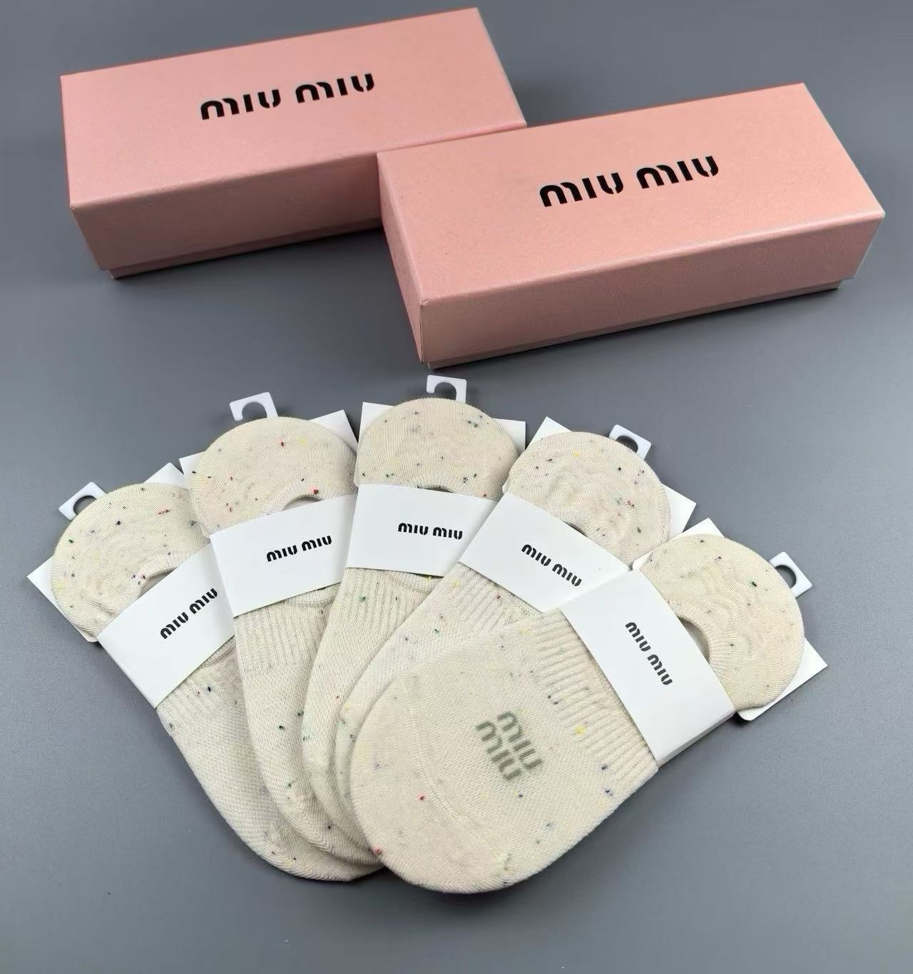 🆕Miumiu · 缪缪❗️缪缪新品女款隐形袜子❗️【一盒五双】提花经典标志，纯棉材质，超舒适超美腻❗️大牌出街，潮人必