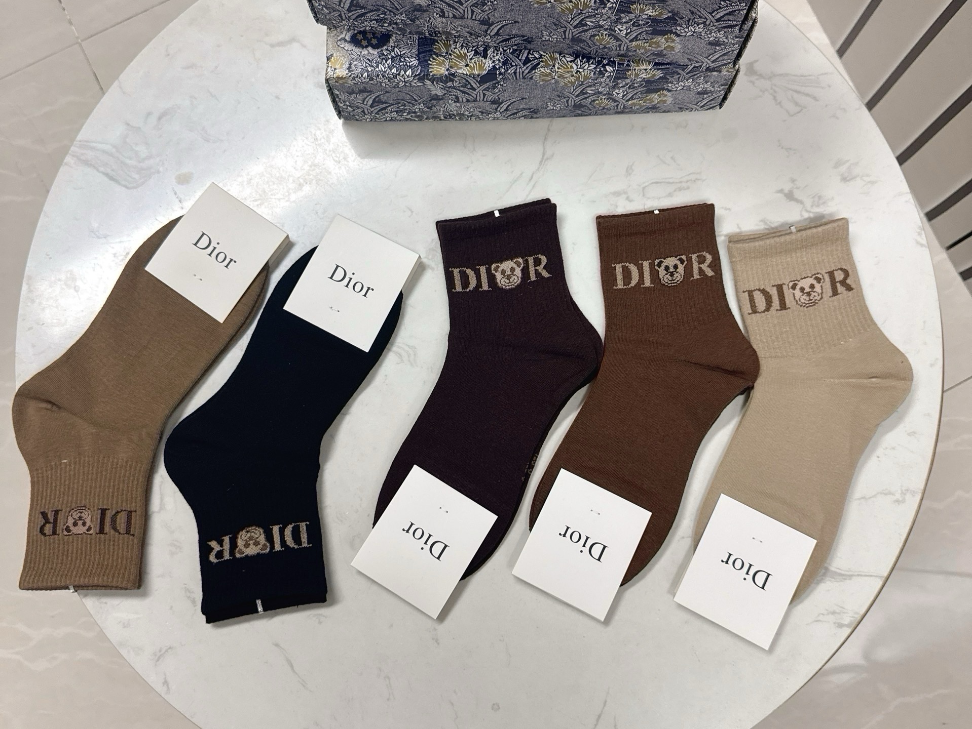🆕Dior · 迪奥❗️D家新品中筒袜子❗️【一盒五双】纯棉材质，上脚柔软舒适，经典的D家字母logo，炒鸡nice❗️