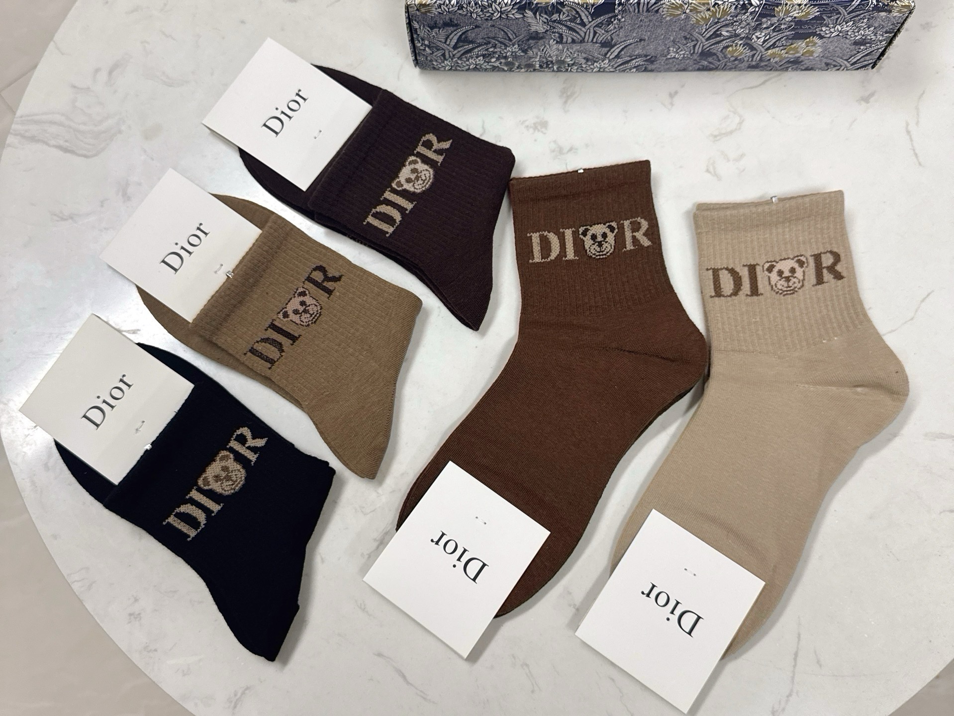 🆕Dior · 迪奥❗️D家新品中筒袜子❗️【一盒五双】纯棉材质，上脚柔软舒适，经典的D家字母logo，炒鸡nice❗️