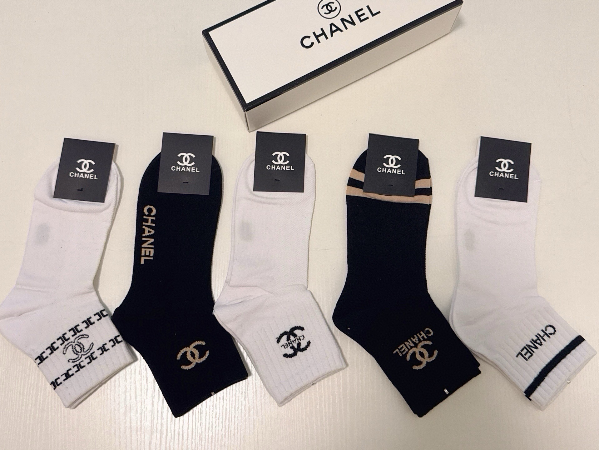 🆕CHANEL · 香奈儿❗️香奶奶家新品女款袜子❗️【一盒五双】纯棉材质，柔软舒适透气，提花经典品牌全称logo，炒鸡