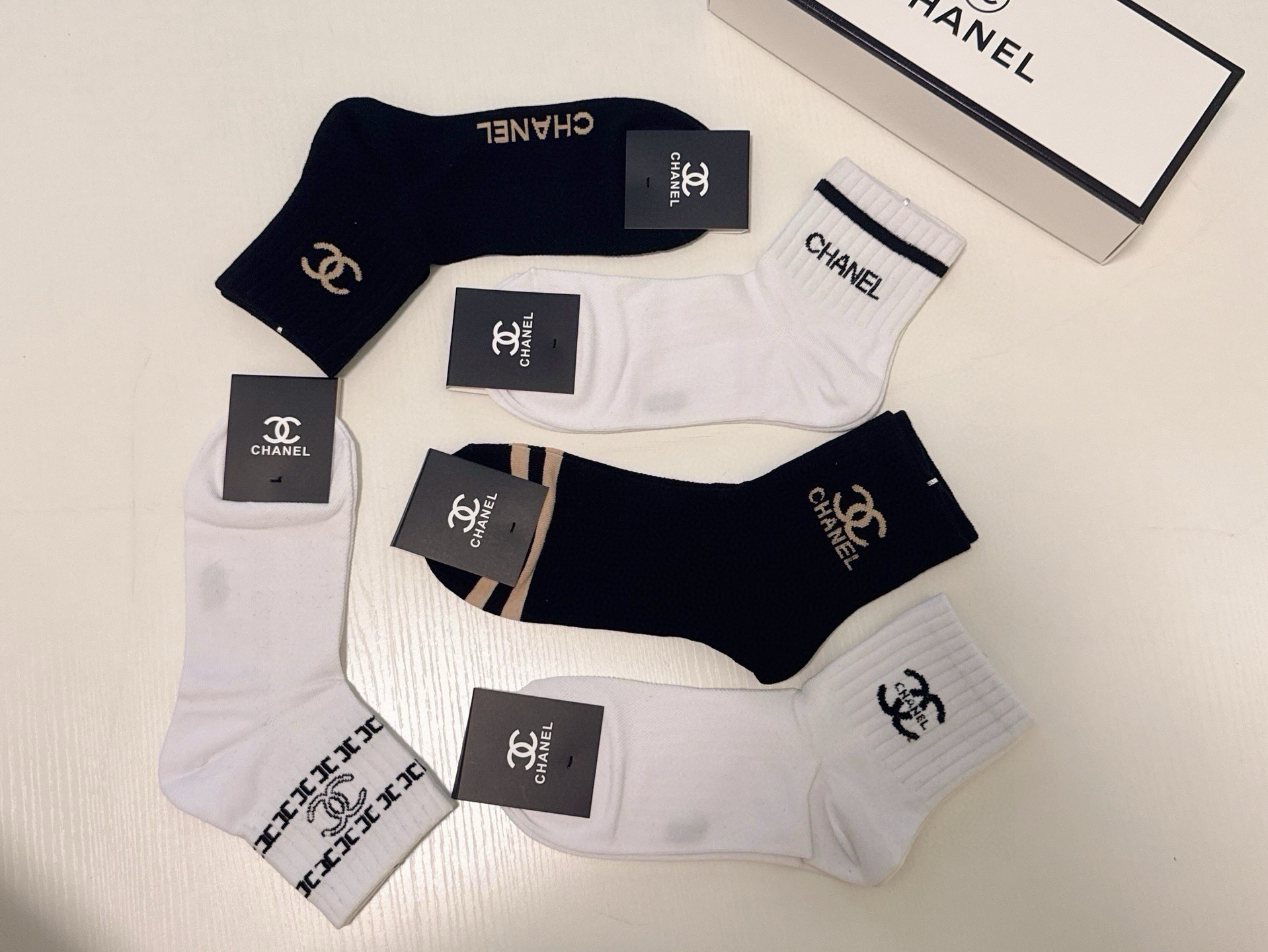 🆕CHANEL · 香奈儿❗️香奶奶家新品女款袜子❗️【一盒五双】纯棉材质，柔软舒适透气，提花经典品牌全称logo，炒鸡
