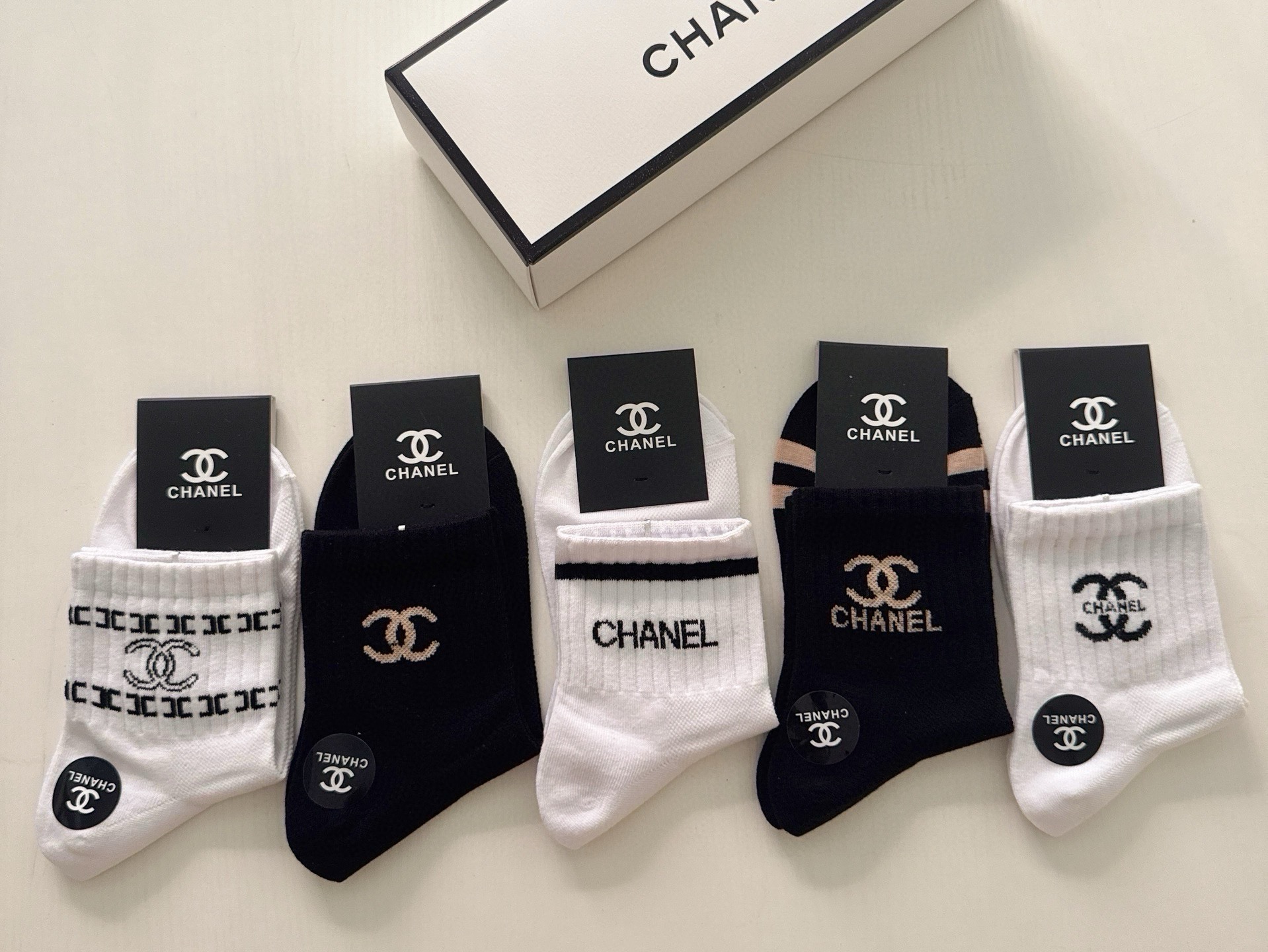 🆕CHANEL · 香奈儿❗️香奶奶家新品女款袜子❗️【一盒五双】纯棉材质，柔软舒适透气，提花经典品牌全称logo，炒鸡