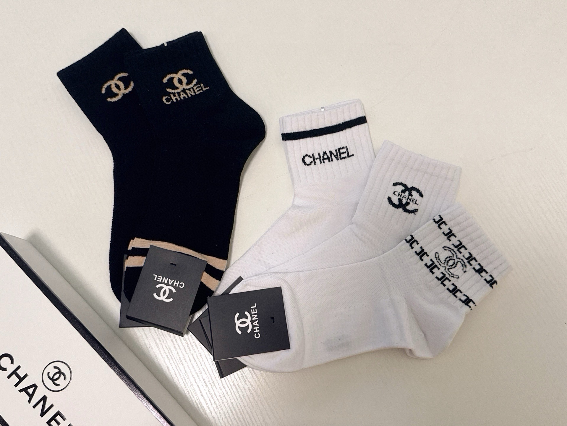 🆕CHANEL · 香奈儿❗️香奶奶家新品女款袜子❗️【一盒五双】纯棉材质，柔软舒适透气，提花经典品牌全称logo，炒鸡