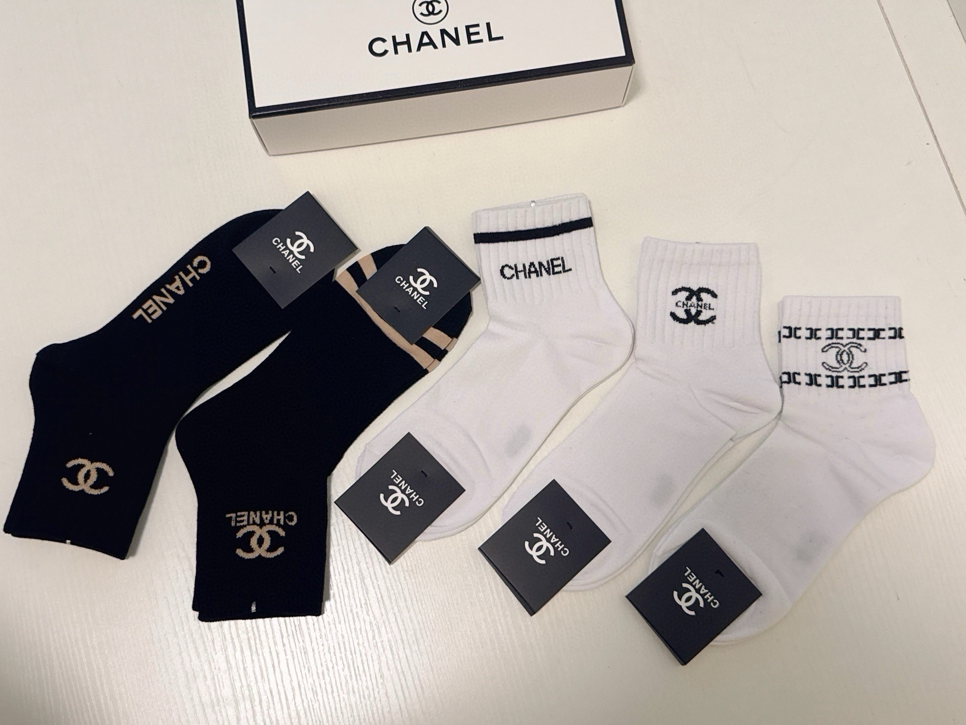 🆕CHANEL · 香奈儿❗️香奶奶家新品女款袜子❗️【一盒五双】纯棉材质，柔软舒适透气，提花经典品牌全称logo，炒鸡