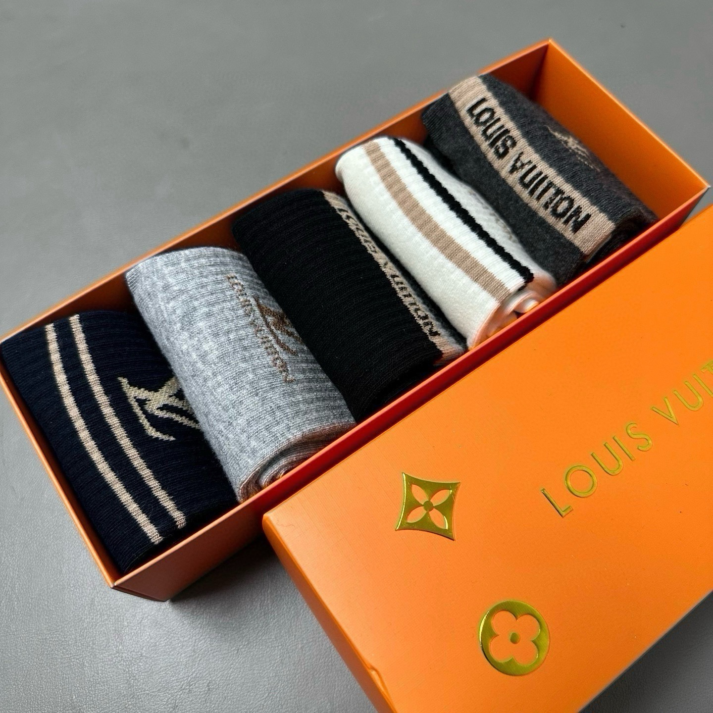 🆕Louis Vuitton · 路易威登❗️驴家新品男款袜子❗️【一盒五双】驴家经典logo，纯棉材质制造，透气舒适，