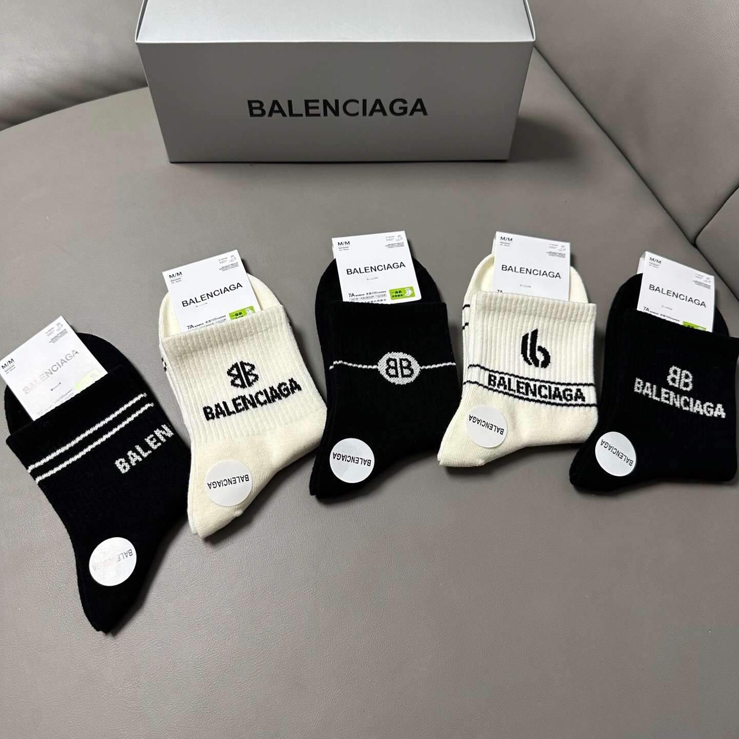 🆕BALENCIAGA · 巴黎世家❗️BL新品女款中筒袜子❗️【一盒五双】纯棉材质织造，上脚柔软舒适，大牌出街，潮人必