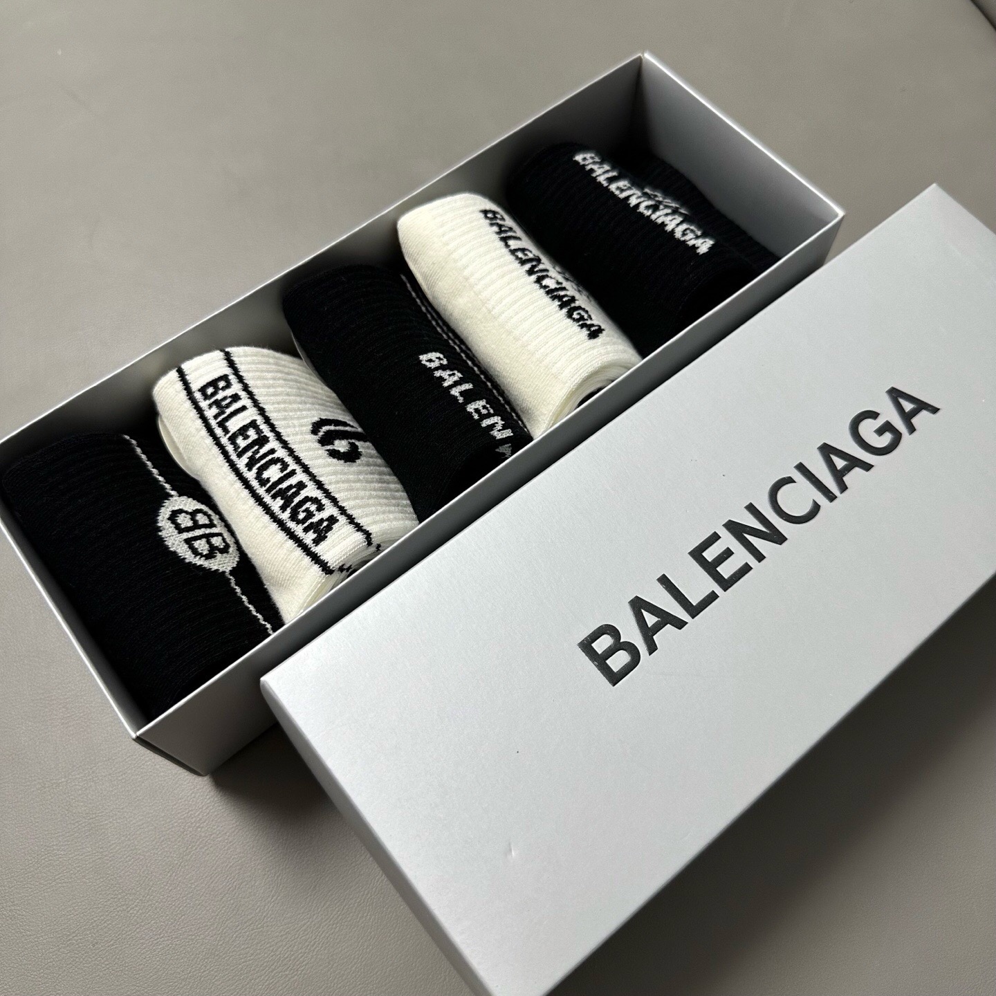 🆕BALENCIAGA · 巴黎世家❗️BL新品女款中筒袜子❗️【一盒五双】纯棉材质织造，上脚柔软舒适，大牌出街，潮人必