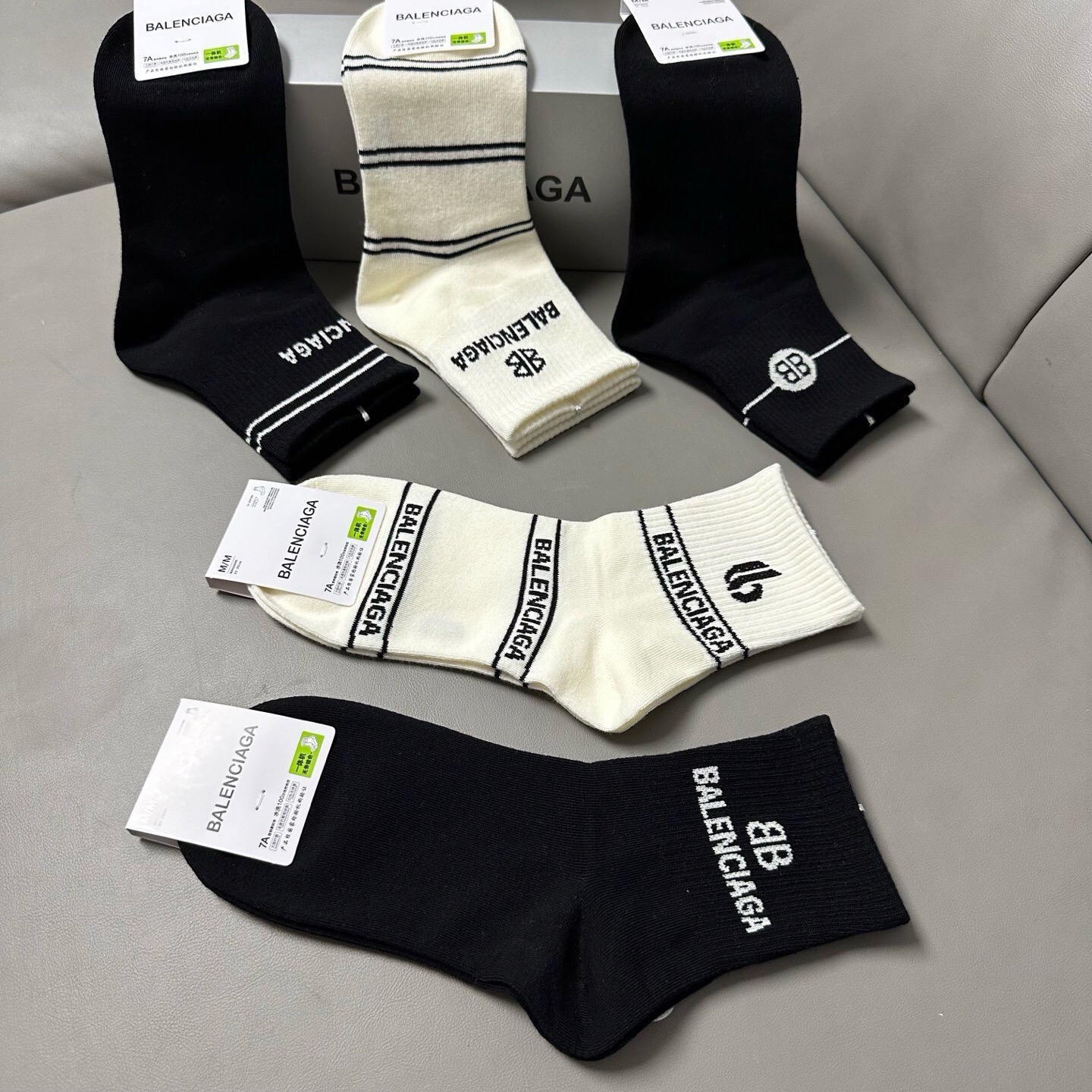 🆕BALENCIAGA · 巴黎世家❗️BL新品女款中筒袜子❗️【一盒五双】纯棉材质织造，上脚柔软舒适，大牌出街，潮人必