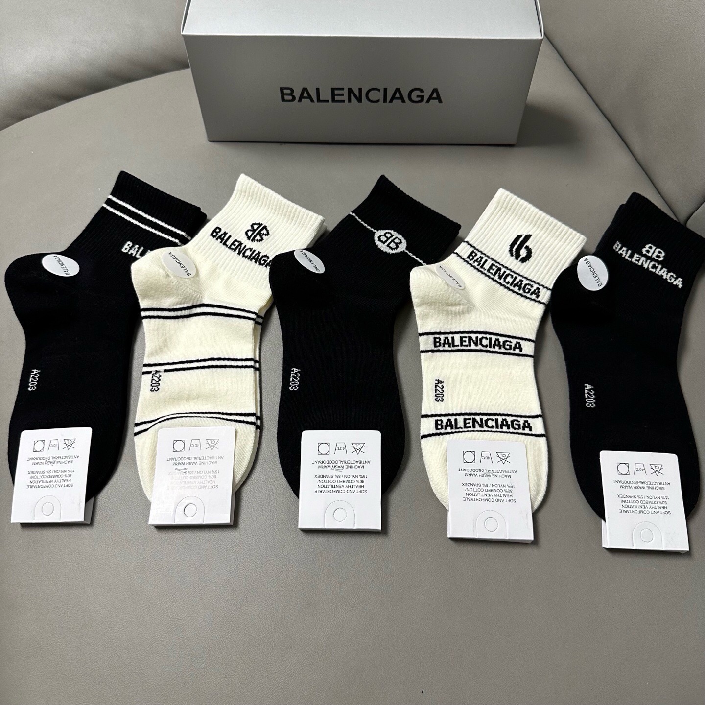 🆕BALENCIAGA · 巴黎世家❗️BL新品女款中筒袜子❗️【一盒五双】纯棉材质织造，上脚柔软舒适，大牌出街，潮人必
