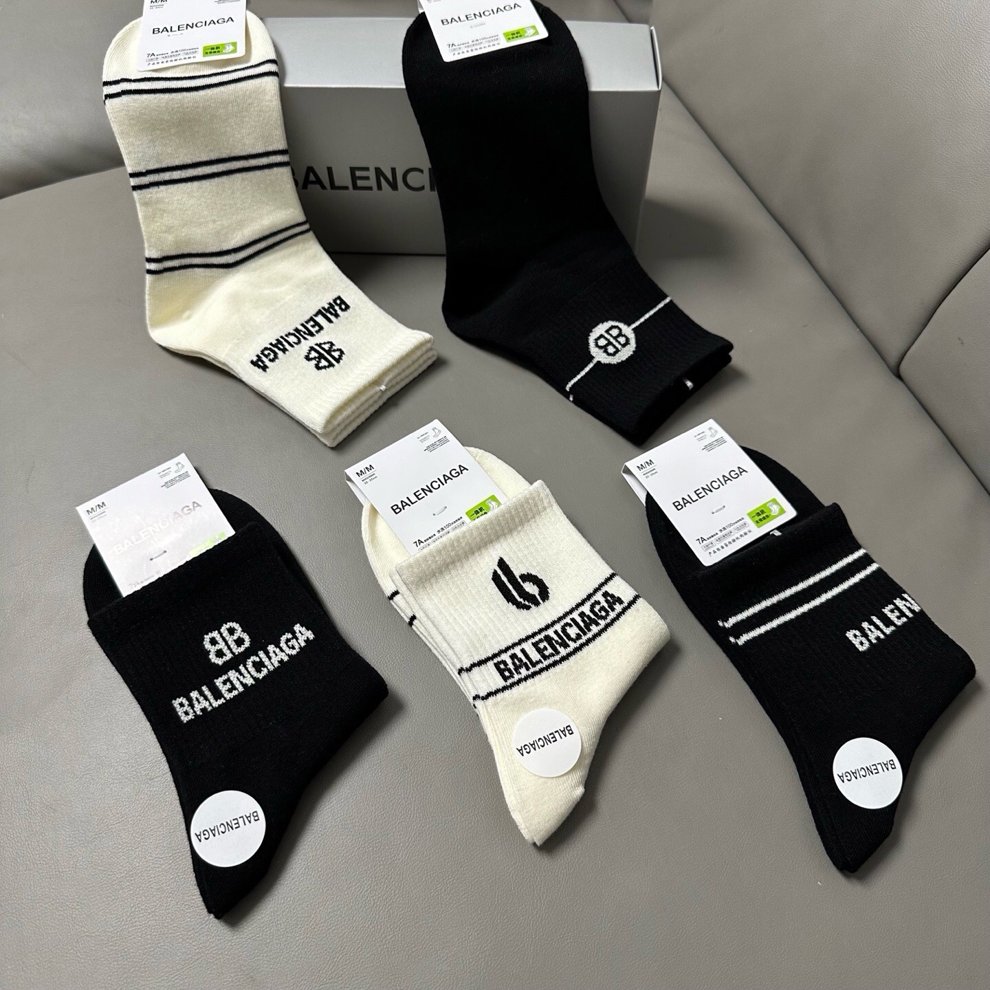 🆕BALENCIAGA · 巴黎世家❗️BL新品女款中筒袜子❗️【一盒五双】纯棉材质织造，上脚柔软舒适，大牌出街，潮人必