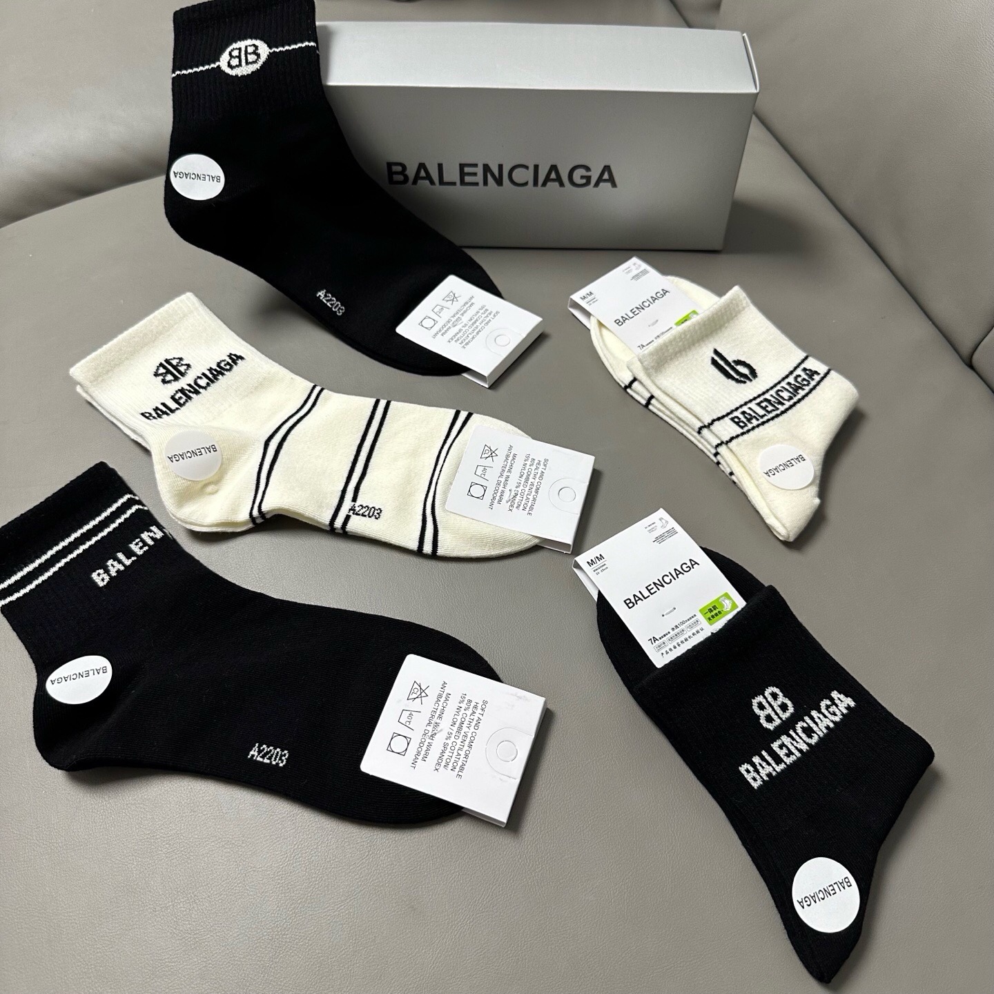 🆕BALENCIAGA · 巴黎世家❗️BL新品女款中筒袜子❗️【一盒五双】纯棉材质织造，上脚柔软舒适，大牌出街，潮人必