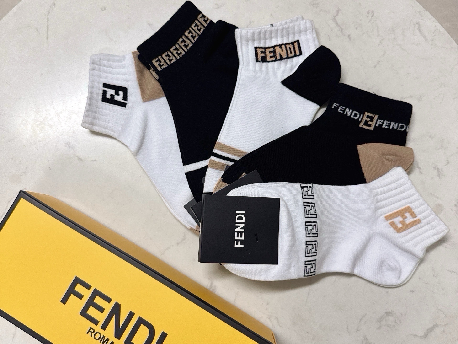 🆕FENDI · 芬迪❗️大F新品袜子❗️【一盒五双】提花经典的双F标志，纯棉材质制造，透气舒适，超级nice❗️超火爆