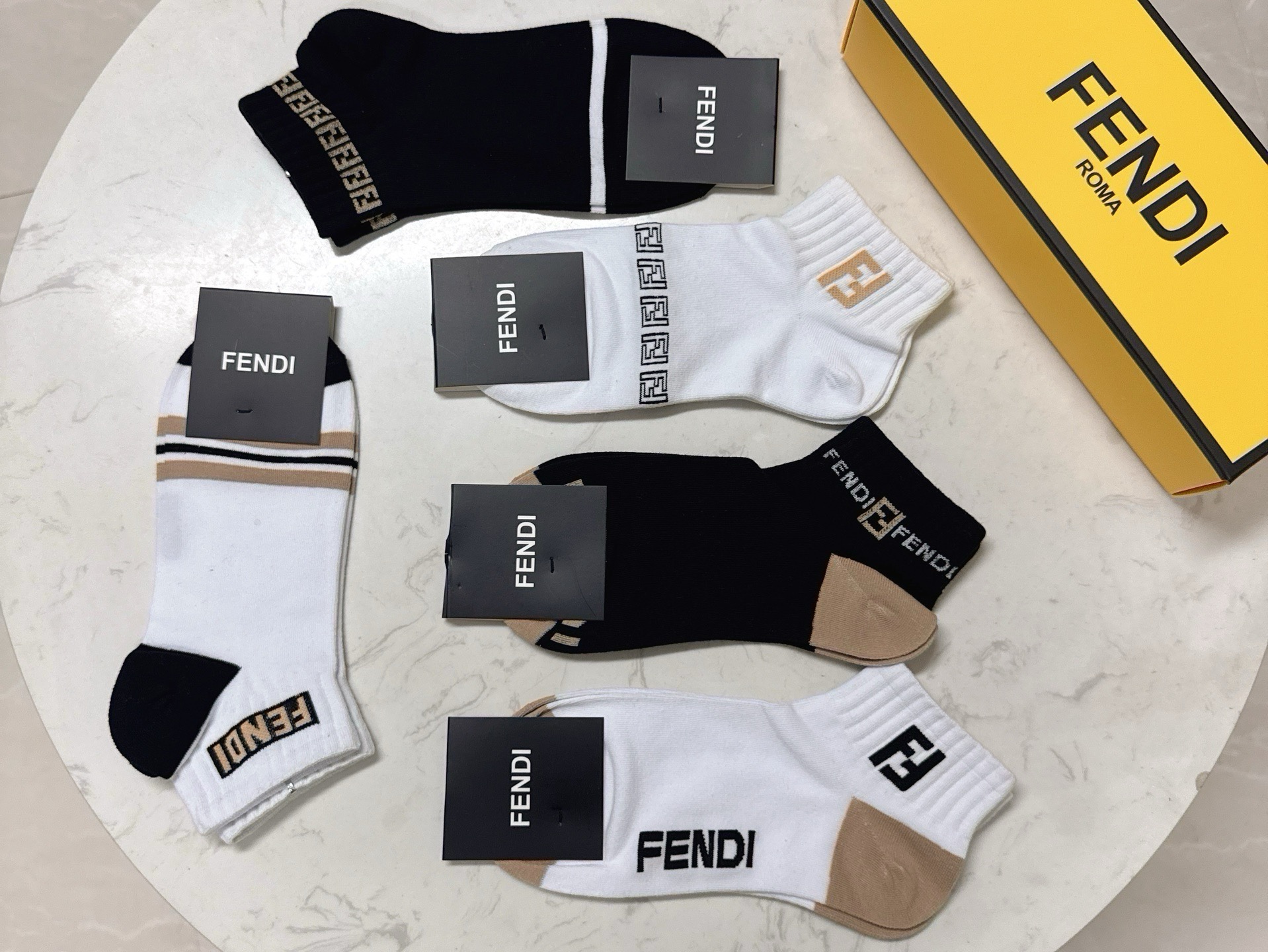 🆕FENDI · 芬迪❗️大F新品袜子❗️【一盒五双】提花经典的双F标志，纯棉材质制造，透气舒适，超级nice❗️超火爆
