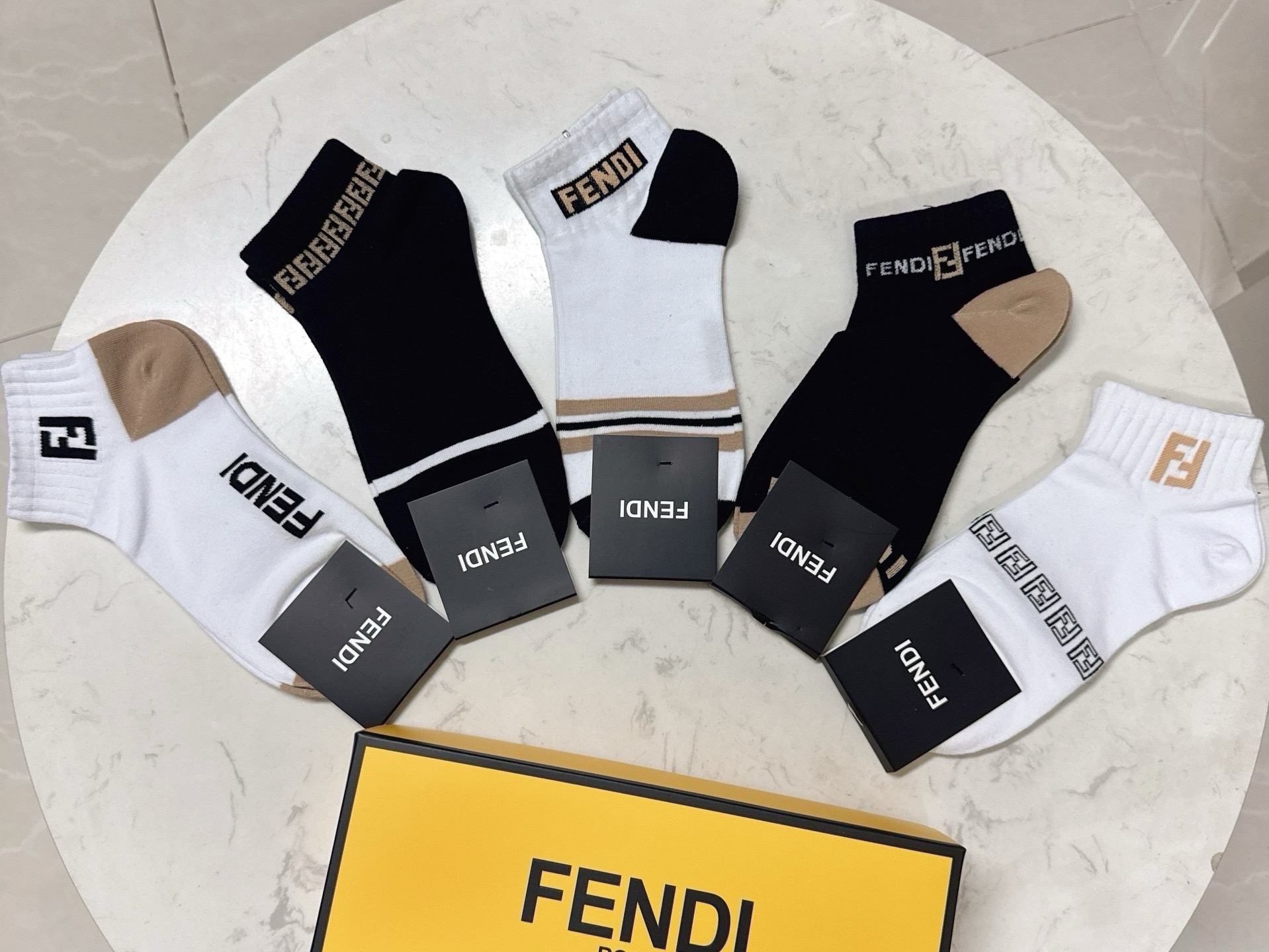 🆕FENDI · 芬迪❗️大F新品袜子❗️【一盒五双】提花经典的双F标志，纯棉材质制造，透气舒适，超级nice❗️超火爆
