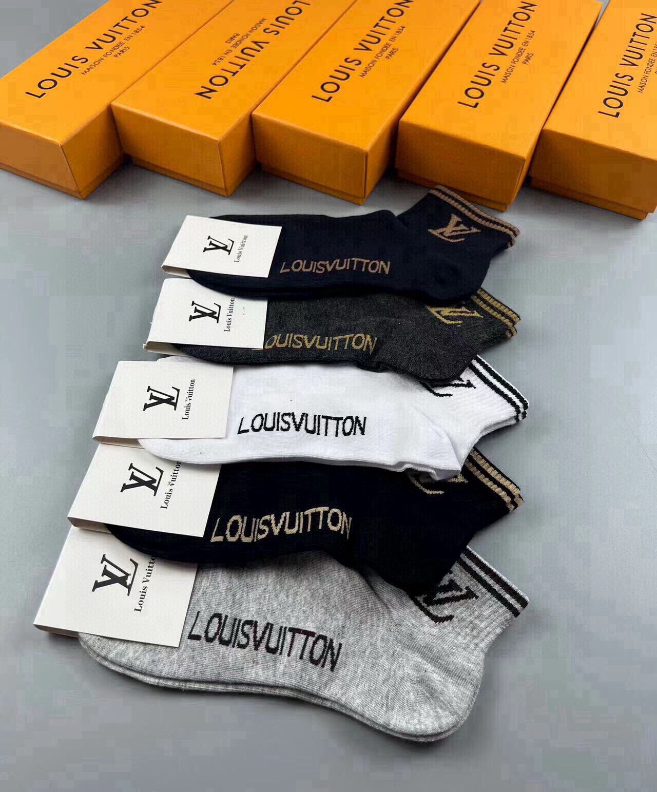 🆕LOUIS VUITTON · 路易威登❗️大驴家新品女款男款袜子❗️【一盒五双】纯棉材质，柔软舒适，提花经典图案标志