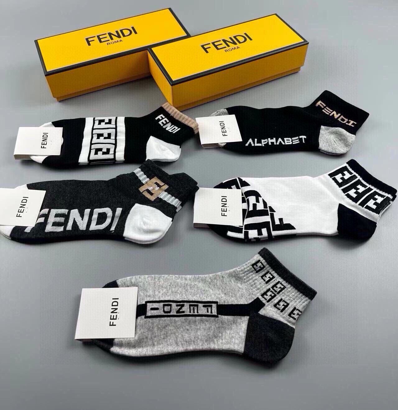 🆕FENDI · 芬迪❗️大F新品男款袜子❗️【一盒五双】提花经典的双F标志，纯棉材质制造，透气舒适，超级nice❗️超