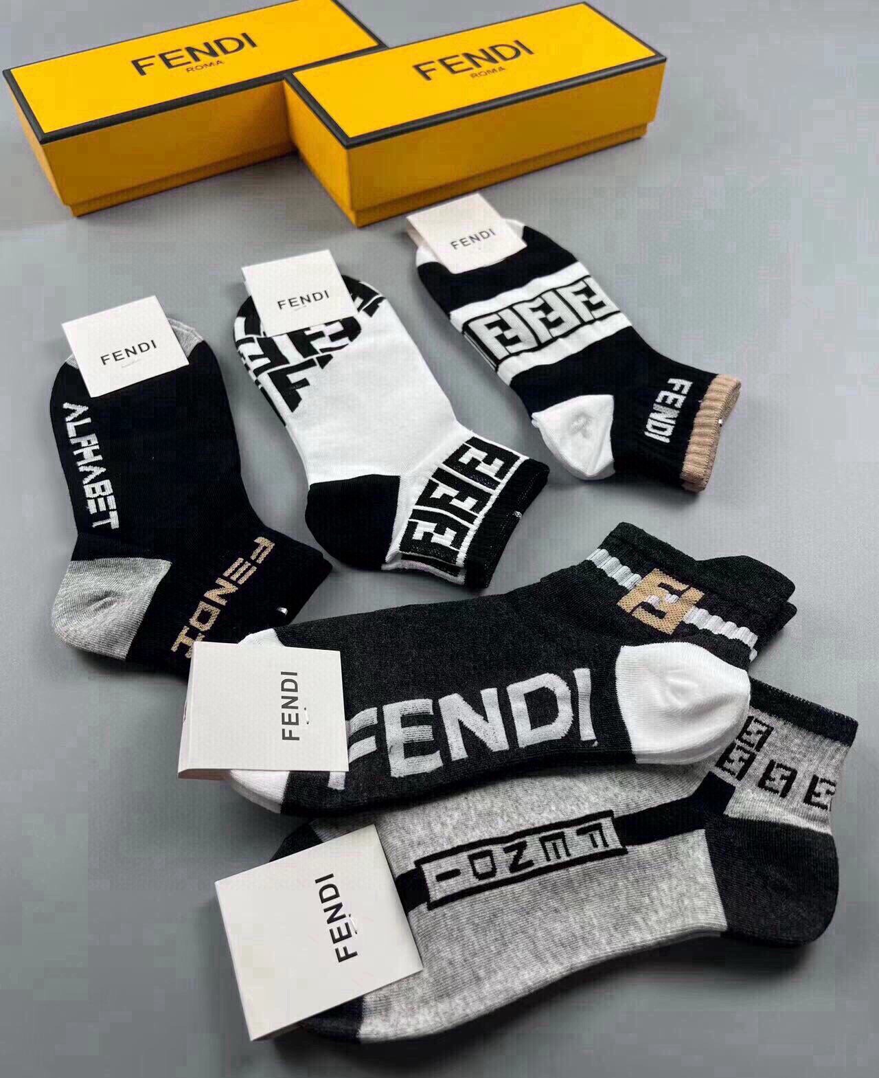 🆕FENDI · 芬迪❗️大F新品男款袜子❗️【一盒五双】提花经典的双F标志，纯棉材质制造，透气舒适，超级nice❗️超