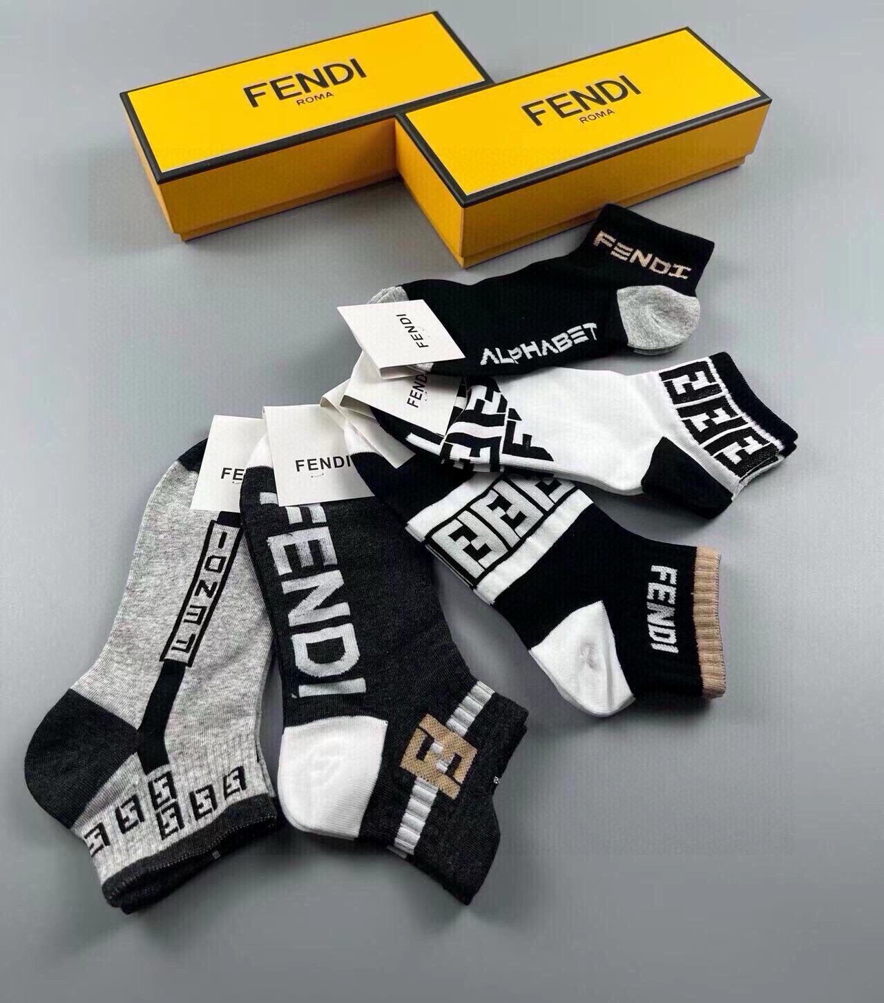 🆕FENDI · 芬迪❗️大F新品男款袜子❗️【一盒五双】提花经典的双F标志，纯棉材质制造，透气舒适，超级nice❗️超