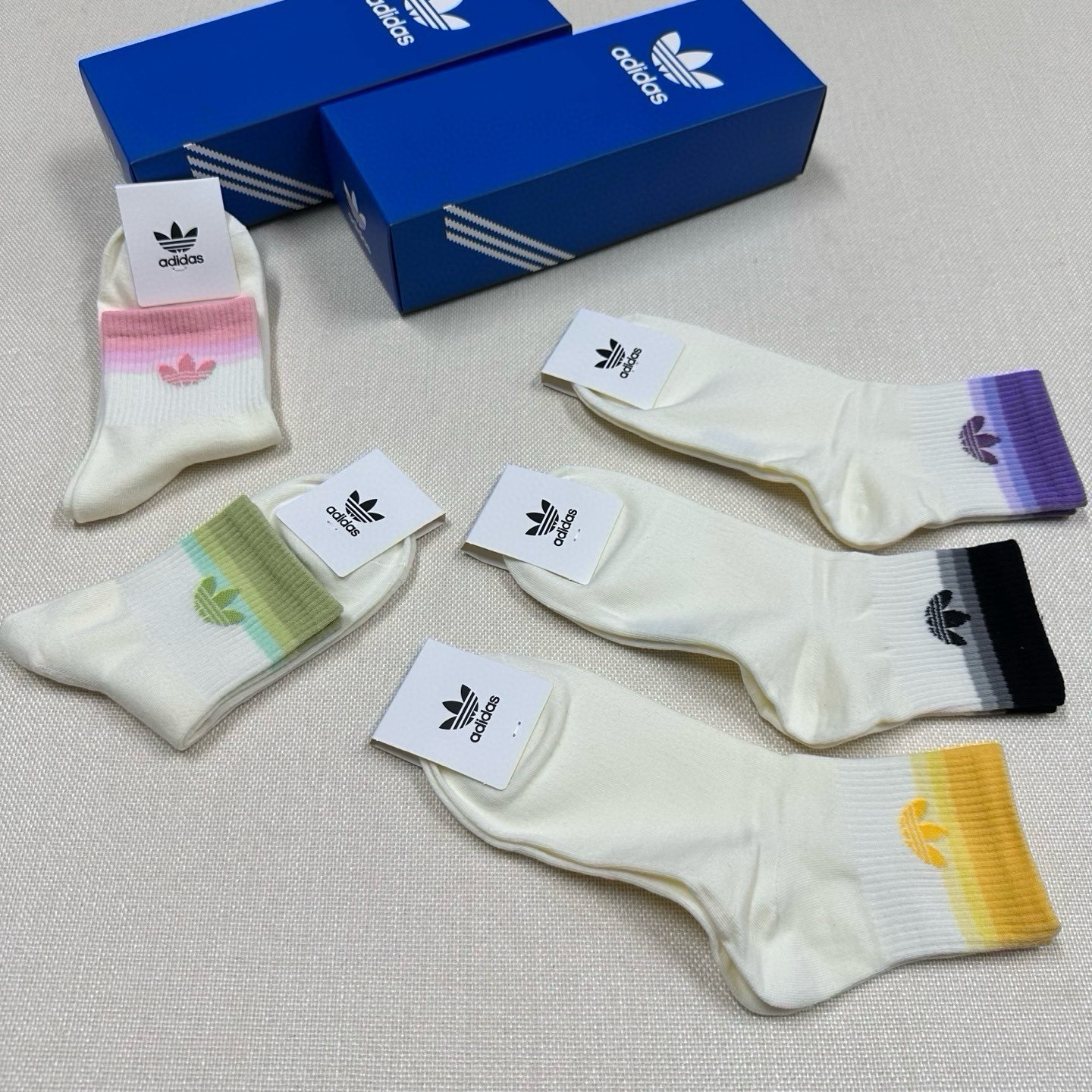 🆕Adidas · 阿迪达斯❗️新品女款中筒袜，火爆全网的三叶草❗️☘️logo超级nice❗️❗️设计惊艳绝伦超级好看