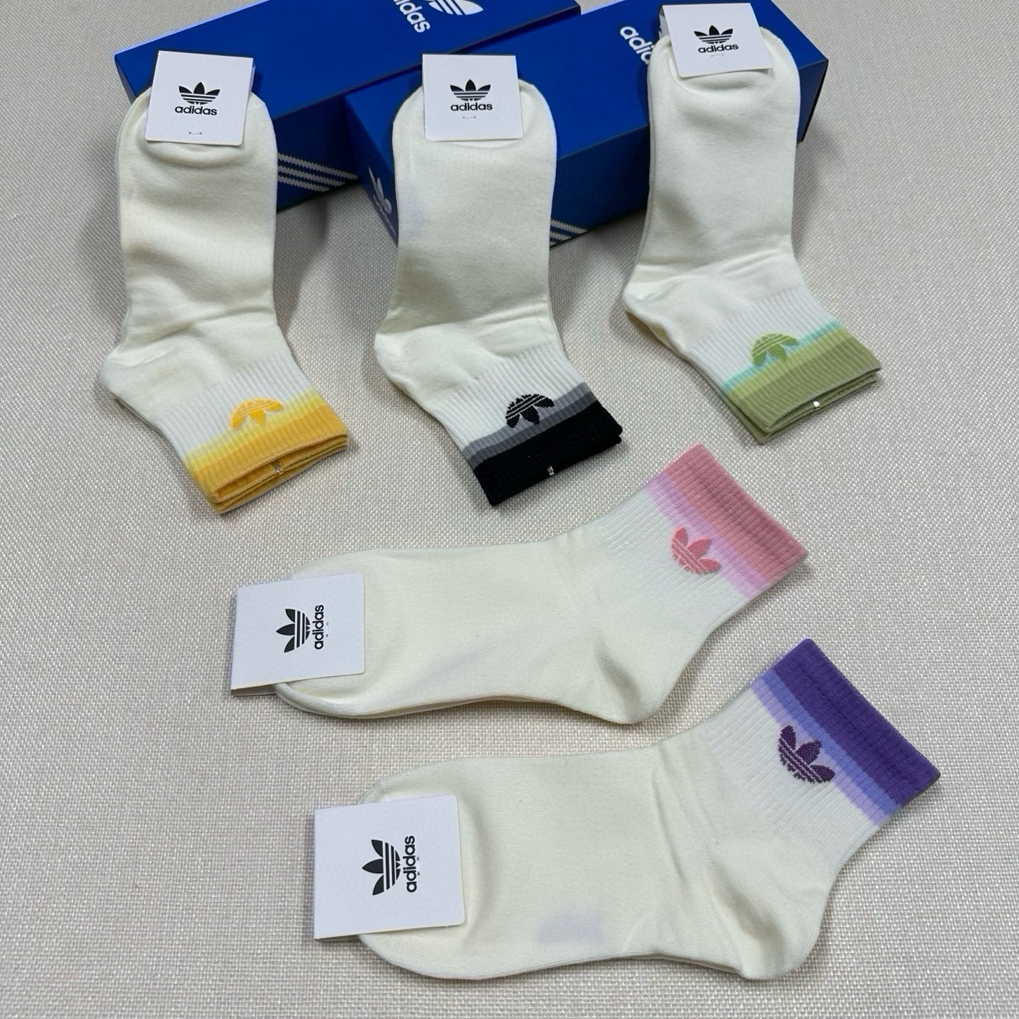 🆕Adidas · 阿迪达斯❗️新品女款中筒袜，火爆全网的三叶草❗️☘️logo超级nice❗️❗️设计惊艳绝伦超级好看